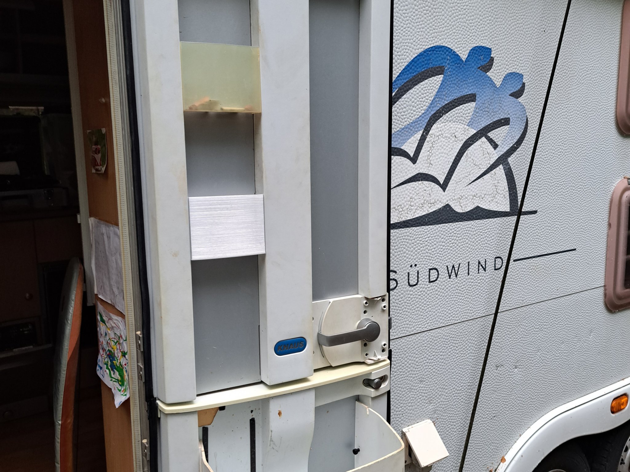 Thay thế giá đỡ cửa cho xe caravan Südwind Knaus