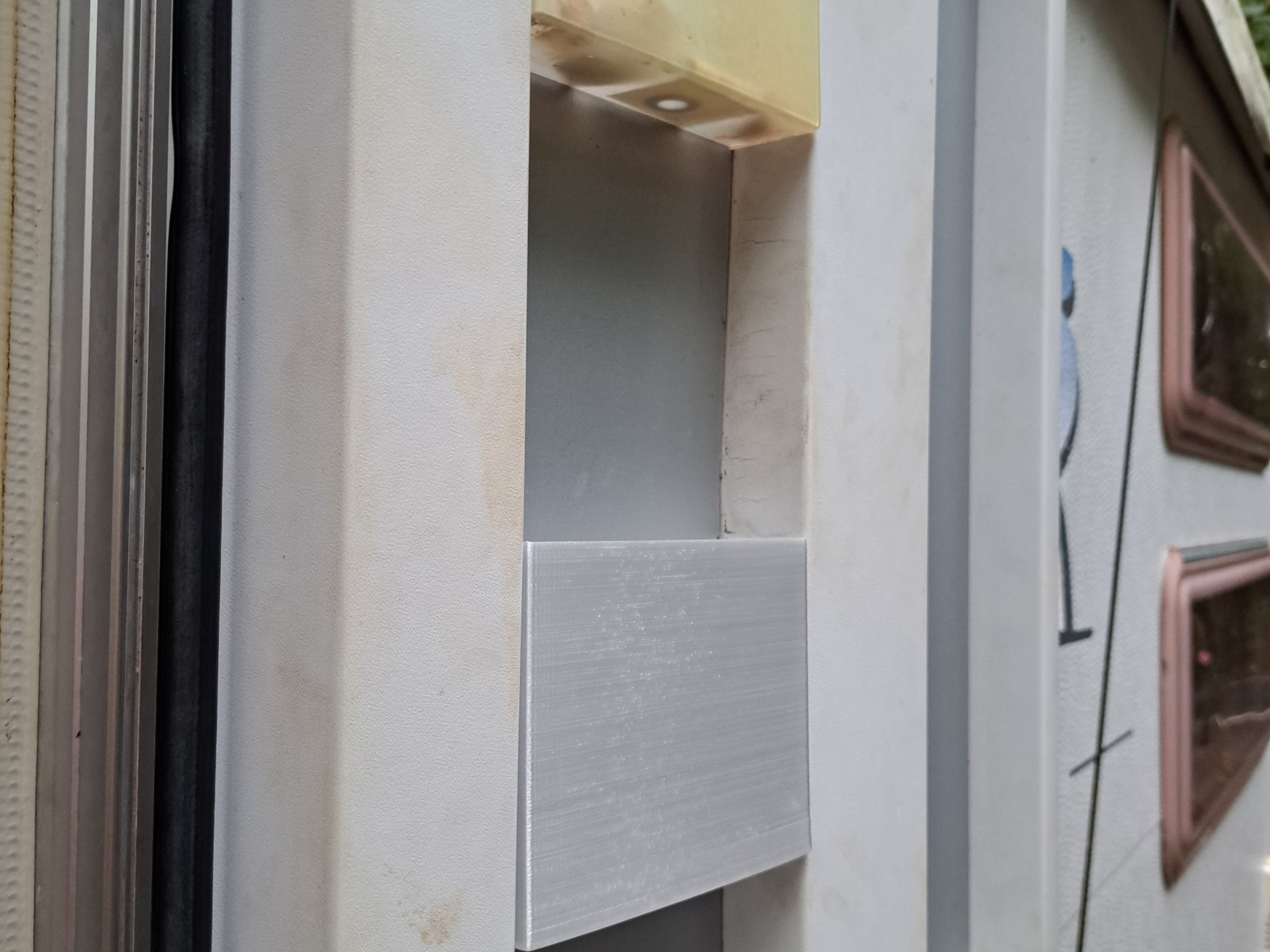 Thay thế giá đỡ cửa cho xe caravan Südwind Knaus