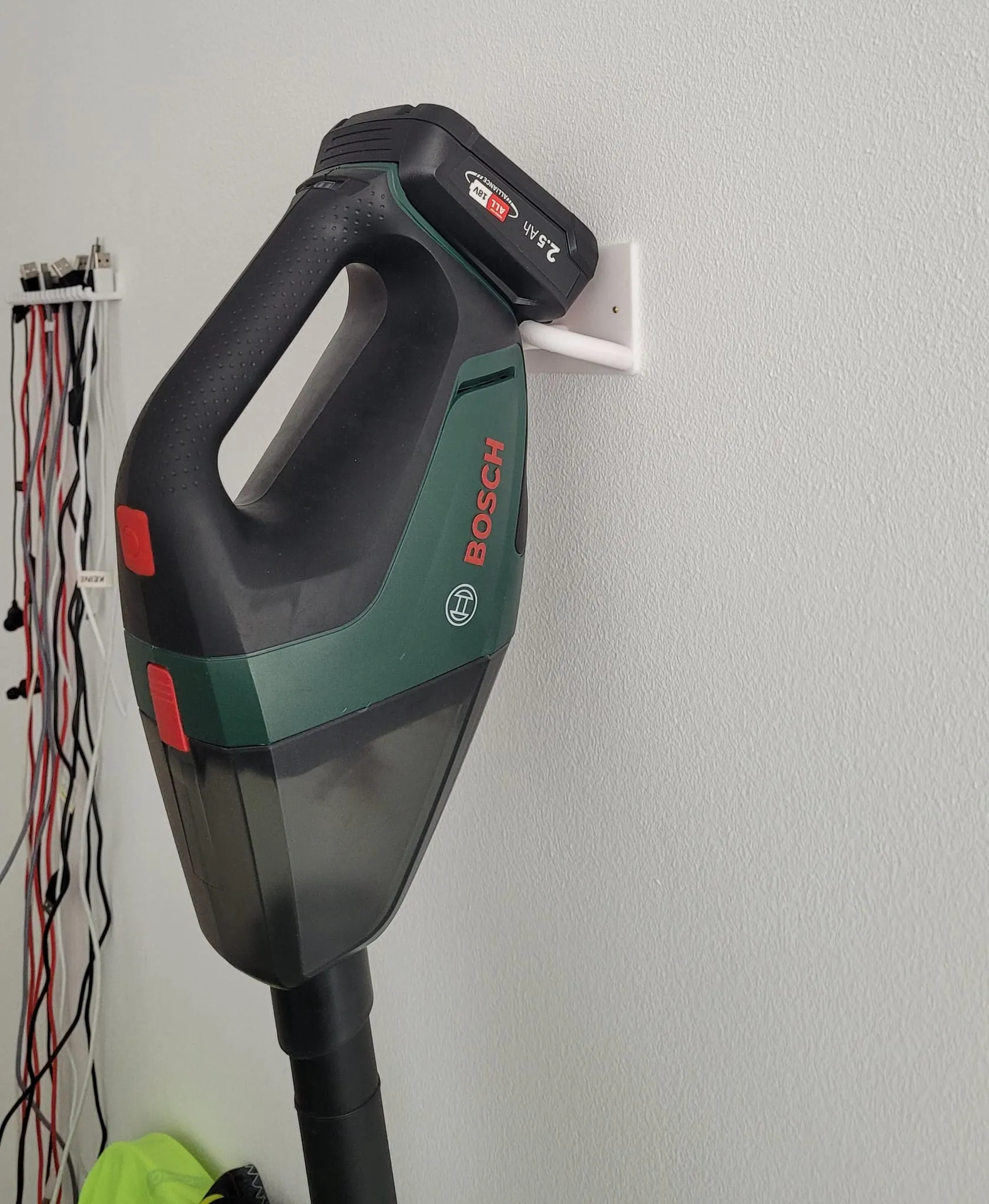 Giá đỡ treo tường cho máy hút bụi cầm tay Bosch UniversalVac 18