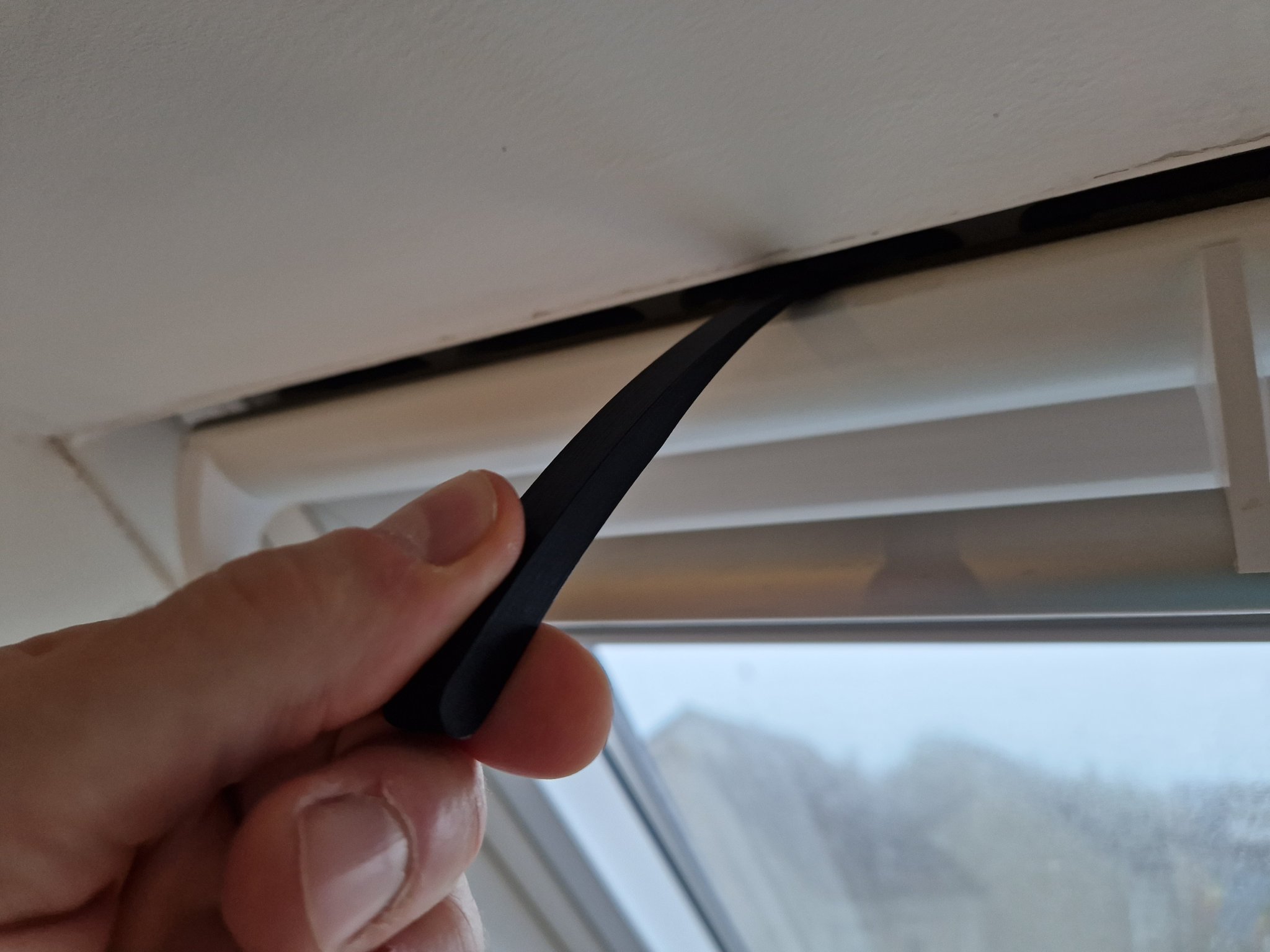 Cái móc cho cửa sổ Velux Integra bị kẹt