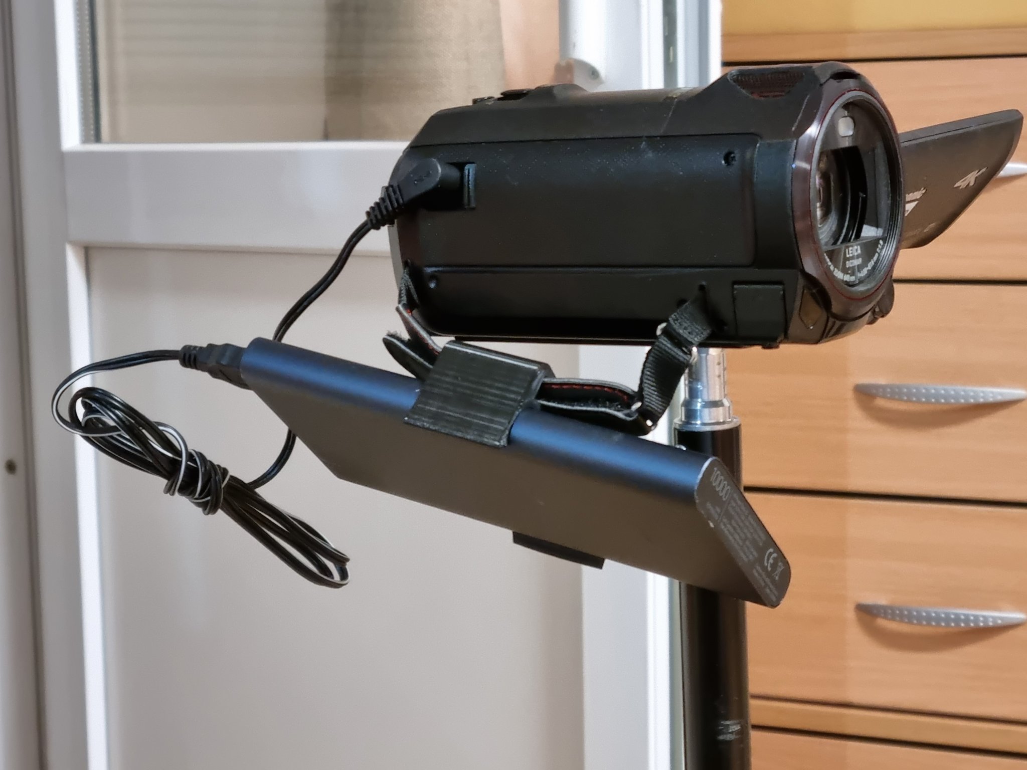 Giá đỡ pin ngoài cho máy quay cầm tay nhỏ