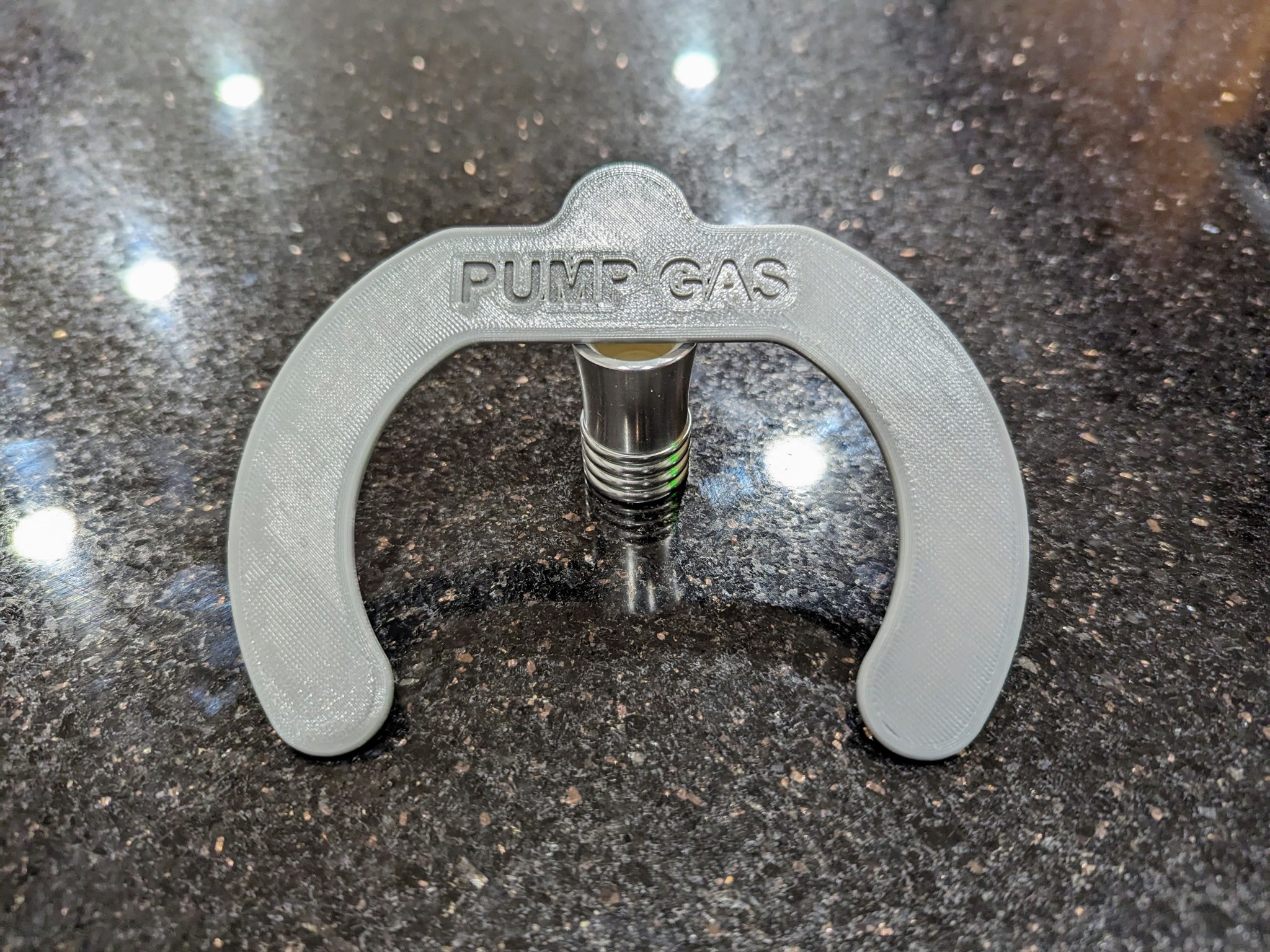 Giá đỡ cho bơm xăng giữ cò bơm an toàn