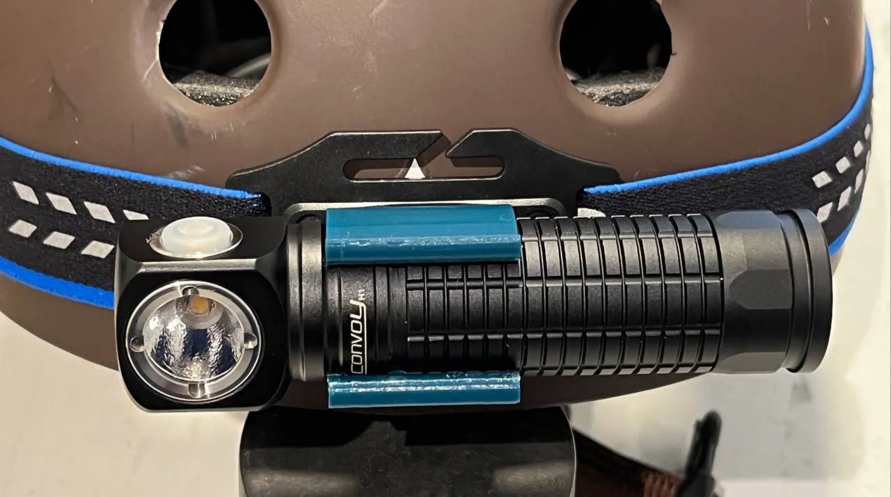 Giá đỡ đèn pin góc phải cho Convoy H1 trên băng đô Skilhunt HB3