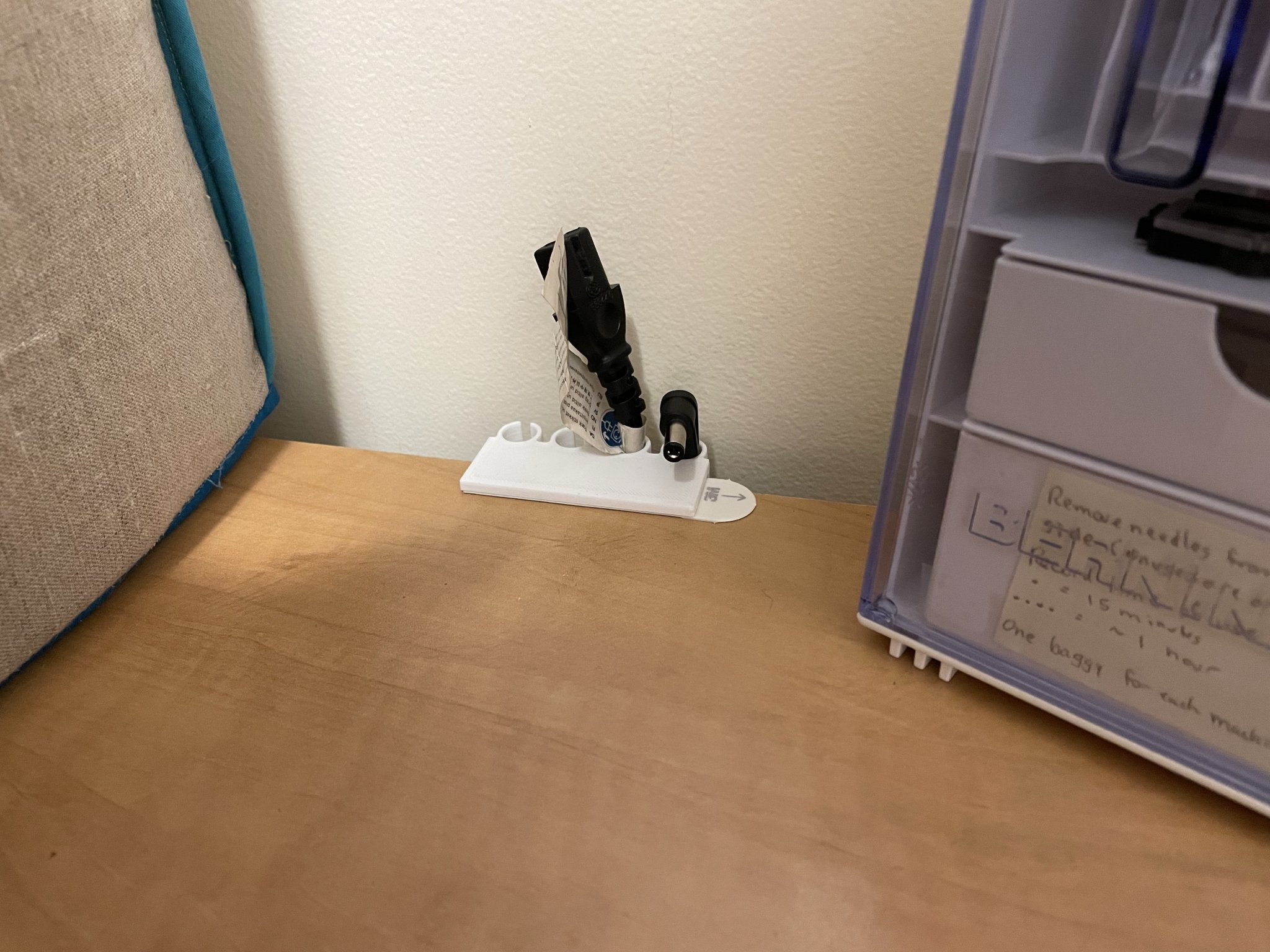 Giá đỡ cáp 90 độ gắn trên bàn làm việc