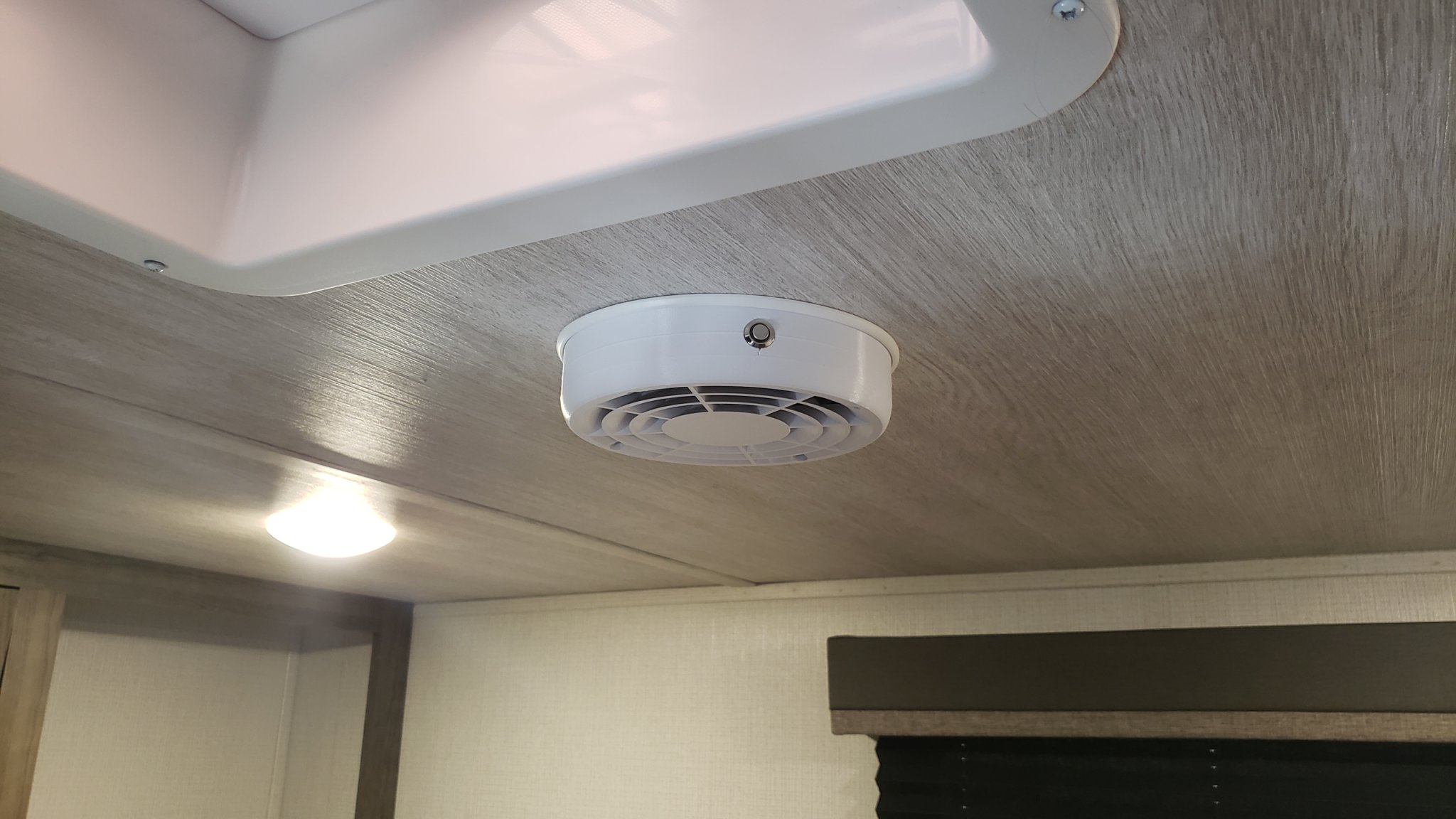 Quạt thông gió tăng cường cho điều hòa trong RV