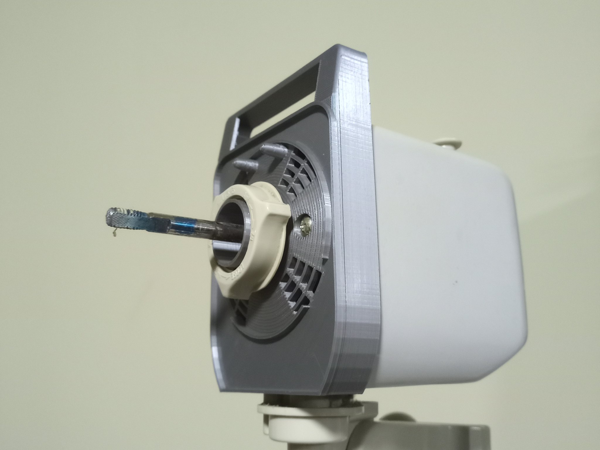 Nắp quạt được sao chép để thay thế nắp cũ hỏng