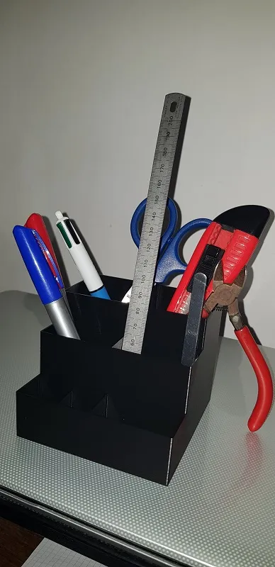 Giá đỡ bút và dụng cụ cơ bản cho bàn làm việc