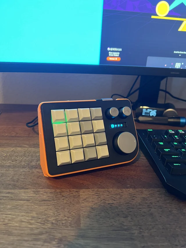 Giá đỡ bàn phím macro Megalodon Triple Knob