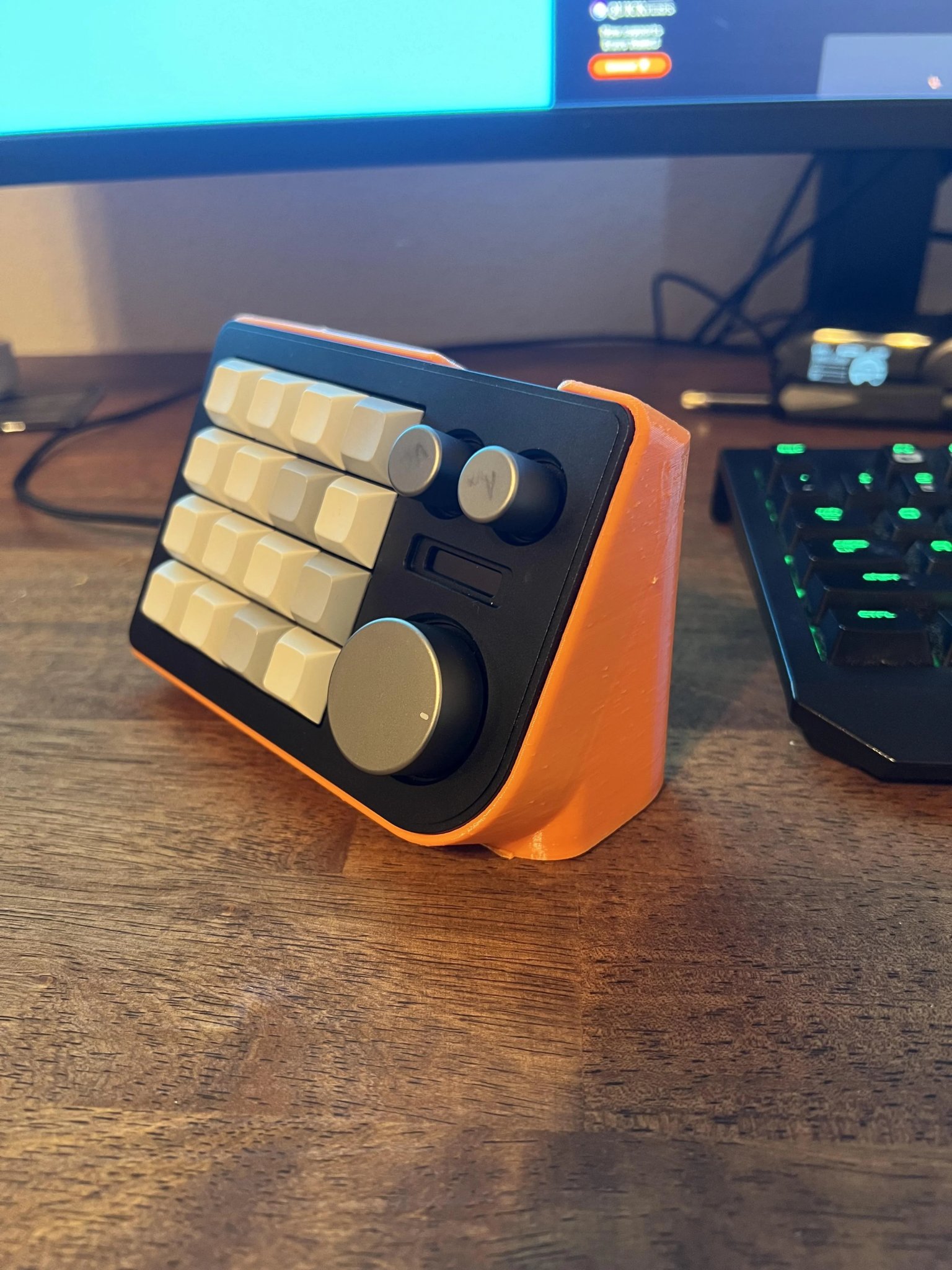 Giá đỡ bàn phím macro Megalodon Triple Knob