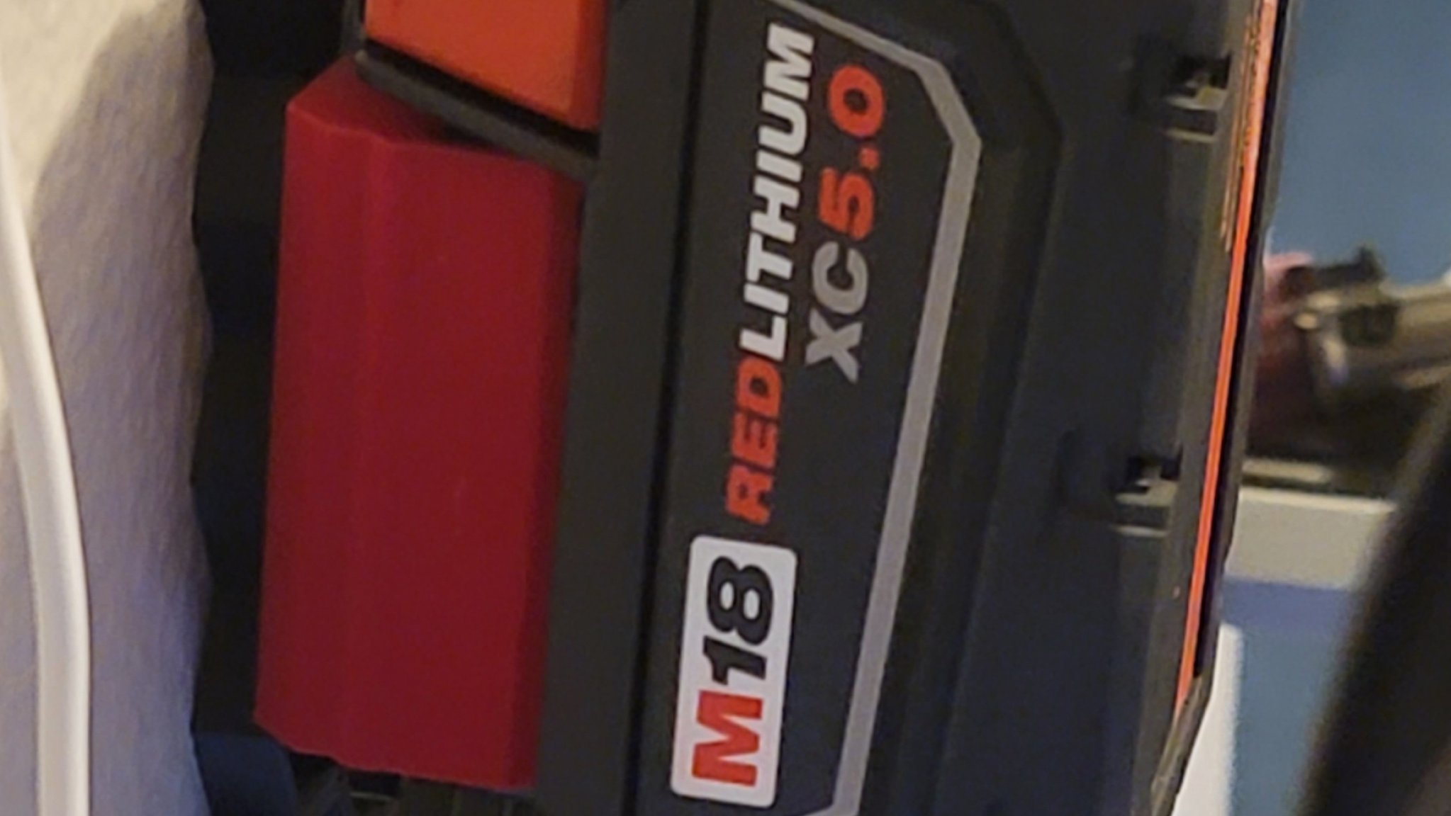 Giá đỡ pin Milwaukee M18 với khóa an toàn