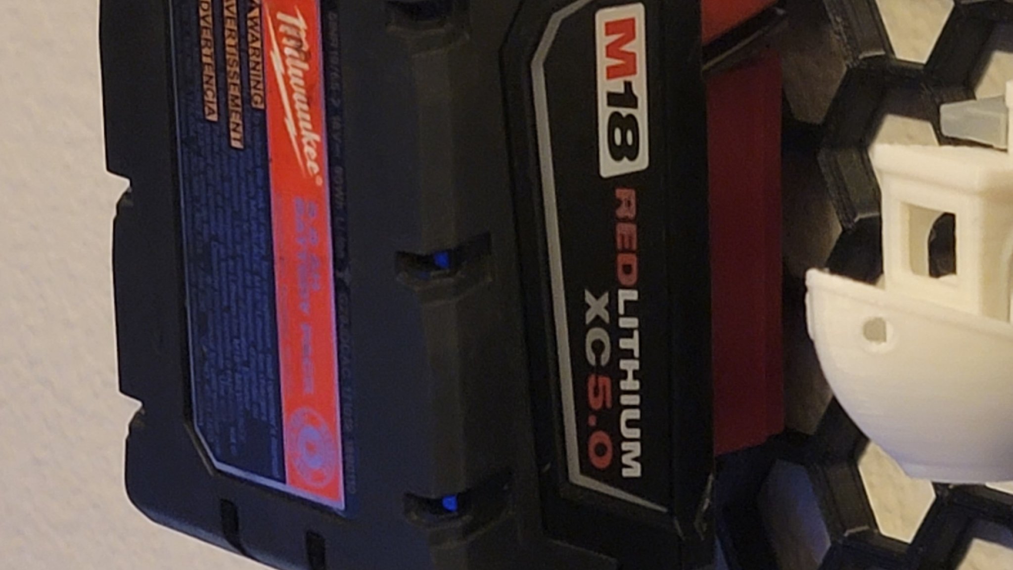 Giá đỡ pin Milwaukee M18 với khóa an toàn