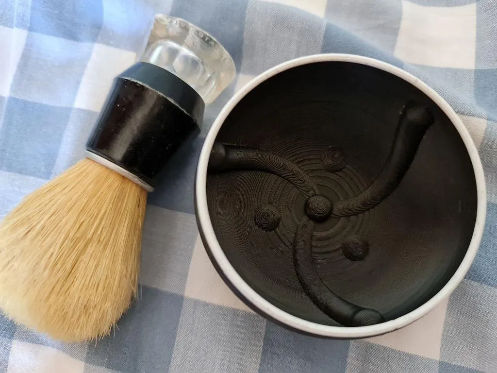 Bát cạo râu với các rãnh tạo bọt bên trong