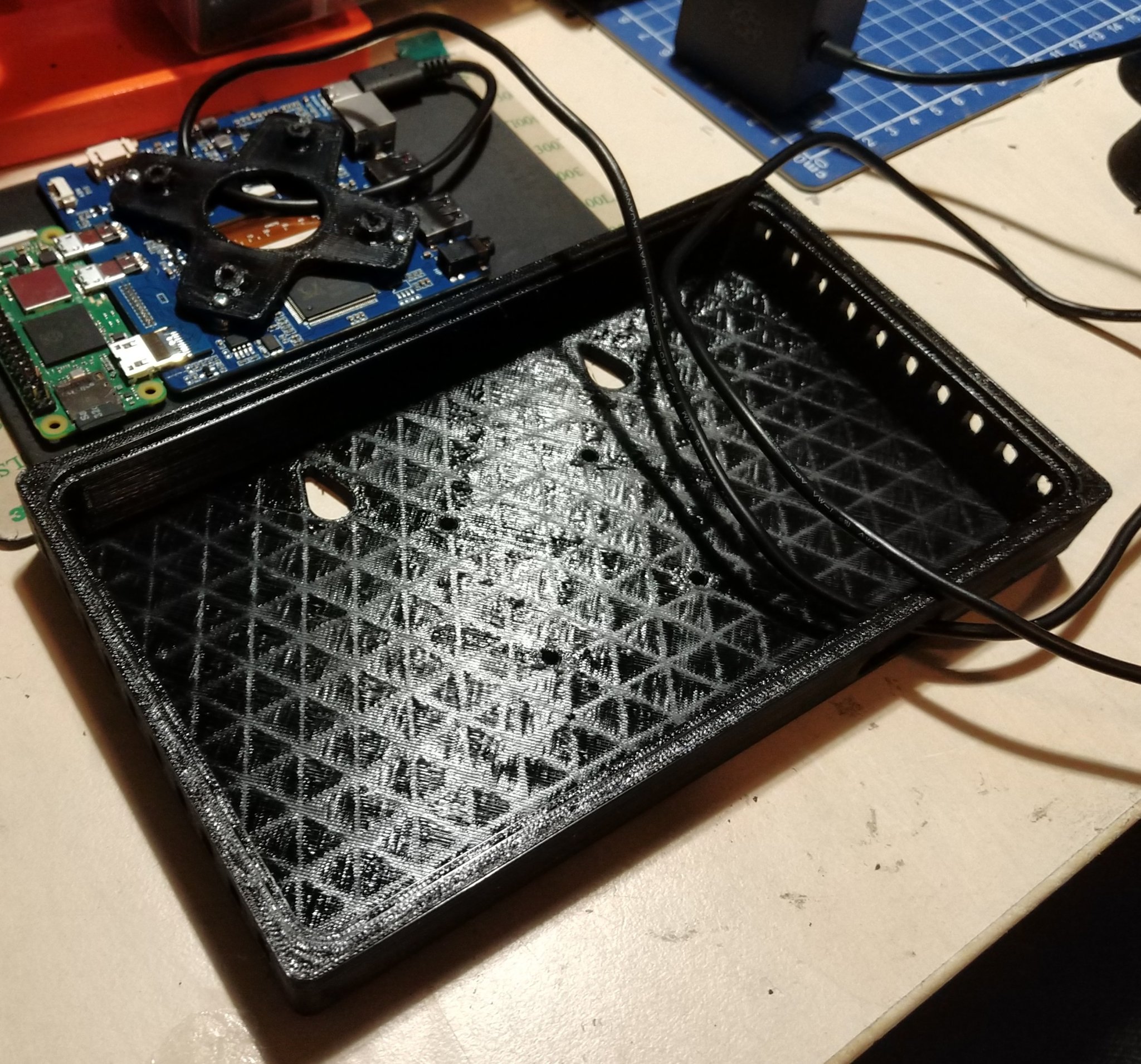 Vỏ cho màn hình 7 inch Raspberry Pi với Pi 2W