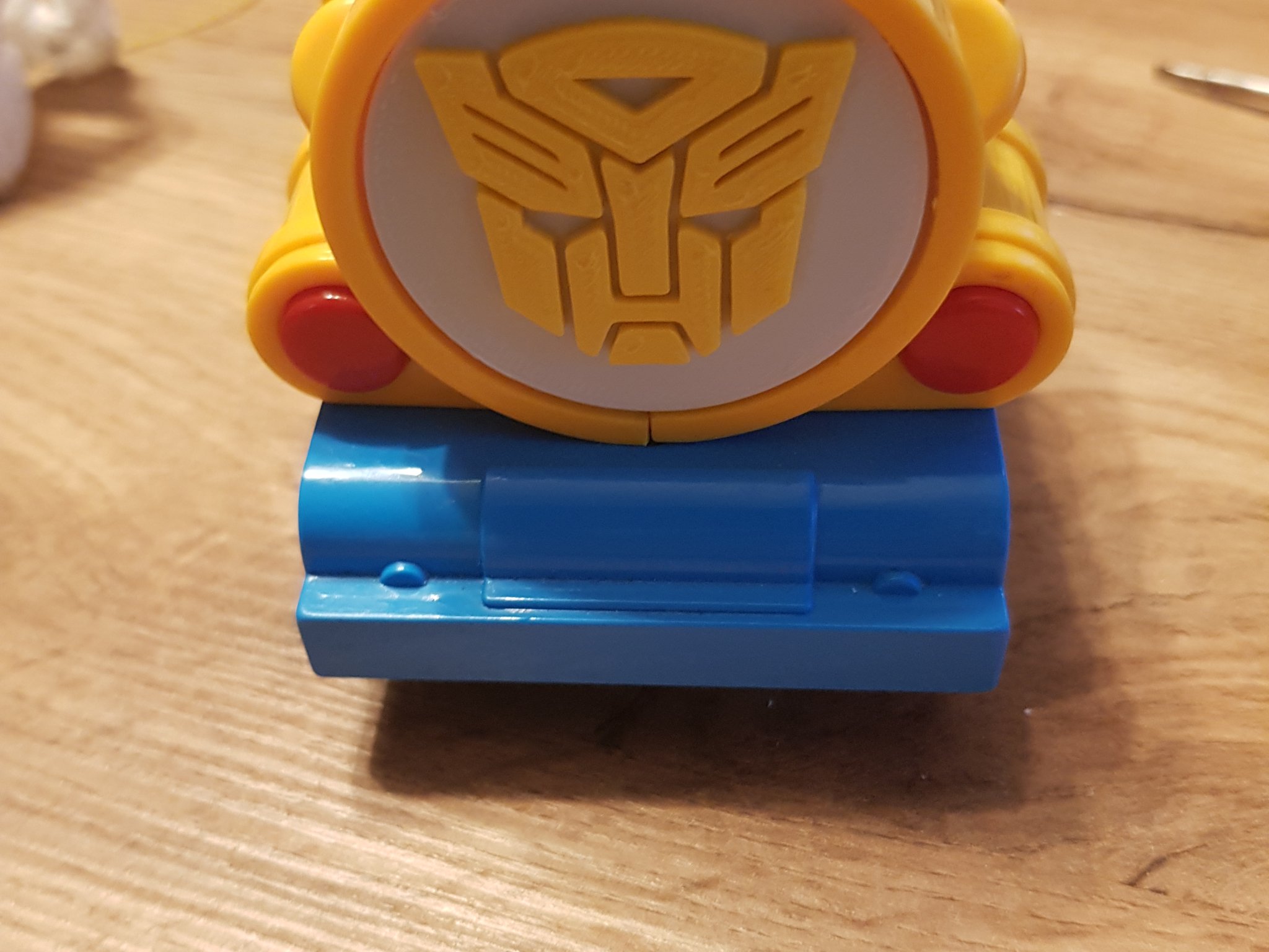 Tàu điện chạy bằng pin BLOCKI với logo Autobots