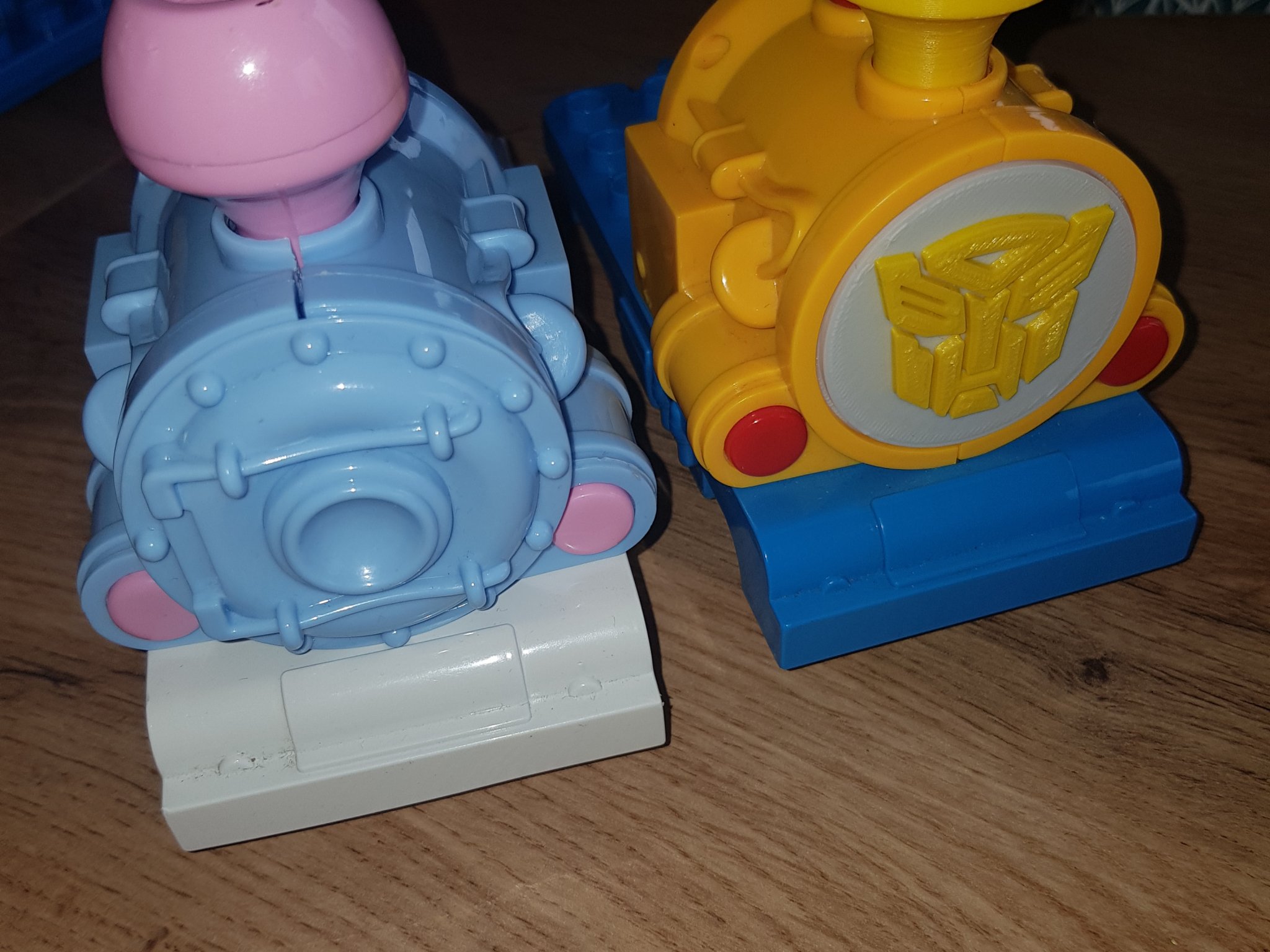 Tàu điện chạy bằng pin BLOCKI với logo Autobots