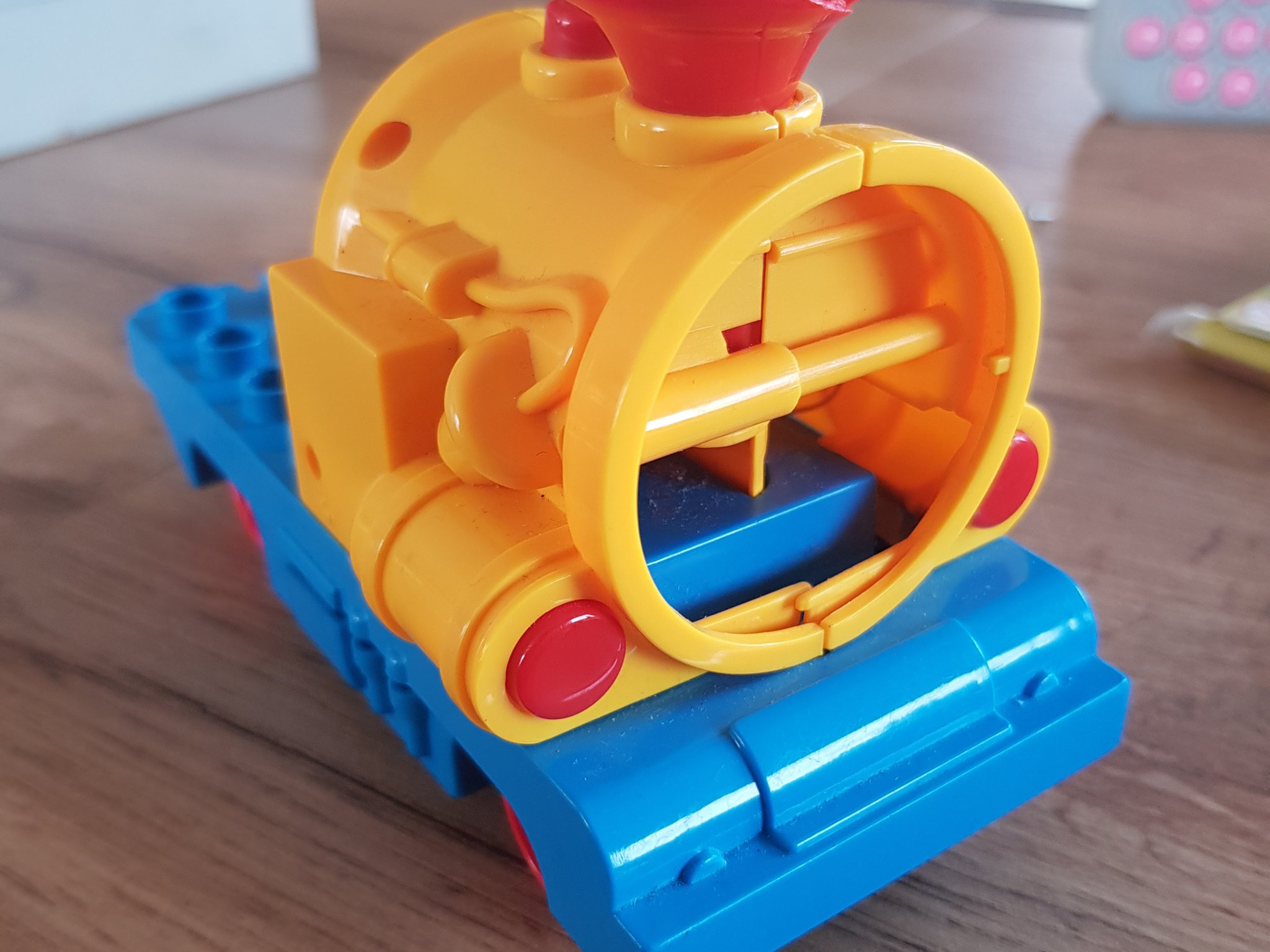 Tàu điện chạy bằng pin BLOCKI với logo Autobots