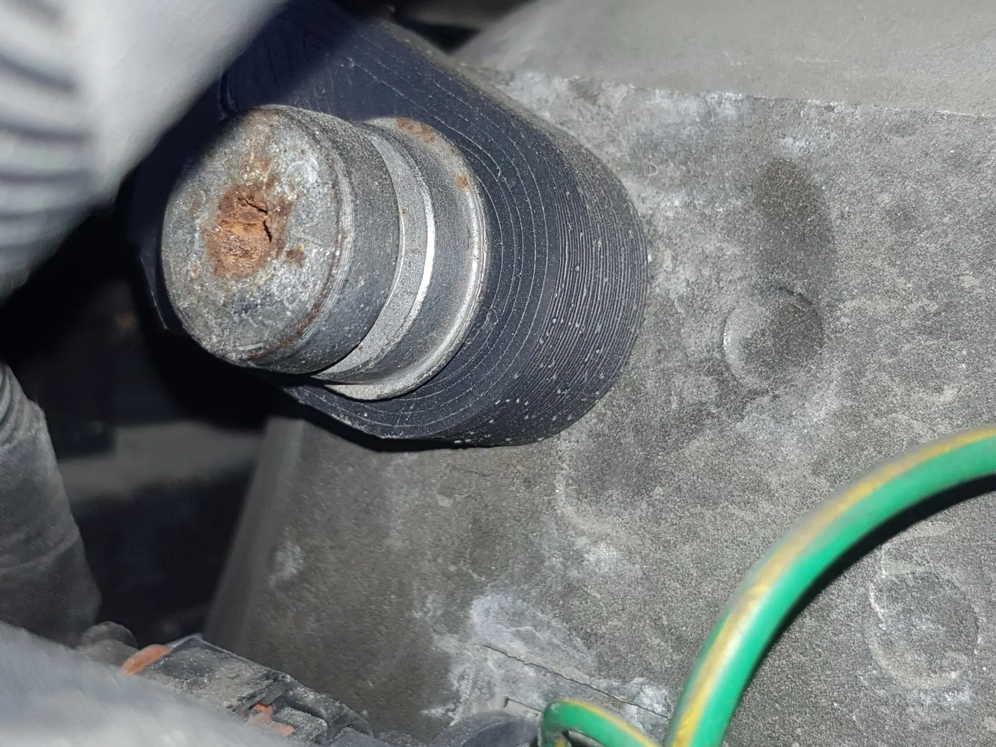 Điểm gắn giá đỡ bình ắc quy cho Citroen C4 Grand Picasso 2015