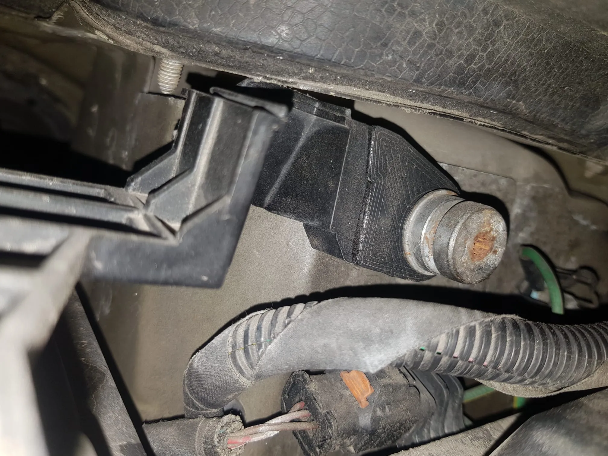 Điểm gắn giá đỡ bình ắc quy cho Citroen C4 Grand Picasso 2015