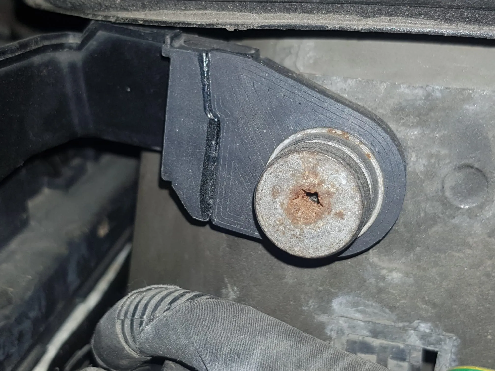 Điểm gắn giá đỡ bình ắc quy cho Citroen C4 Grand Picasso 2015