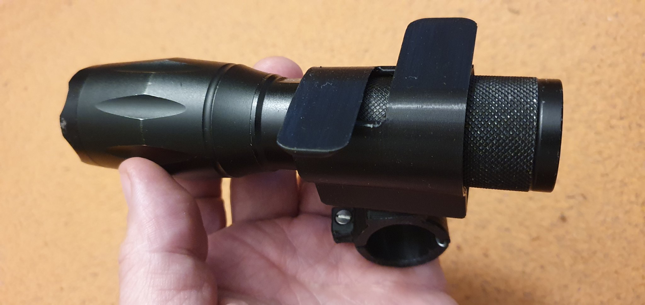 Giá đỡ đèn pin cho tay lái xe đạp