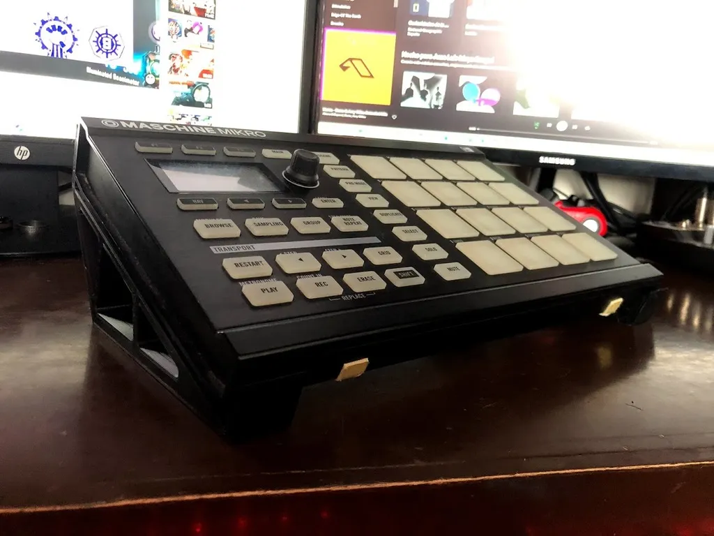 Giá đỡ NI Maschine Mikro Mk1 với góc nhìn tối ưu