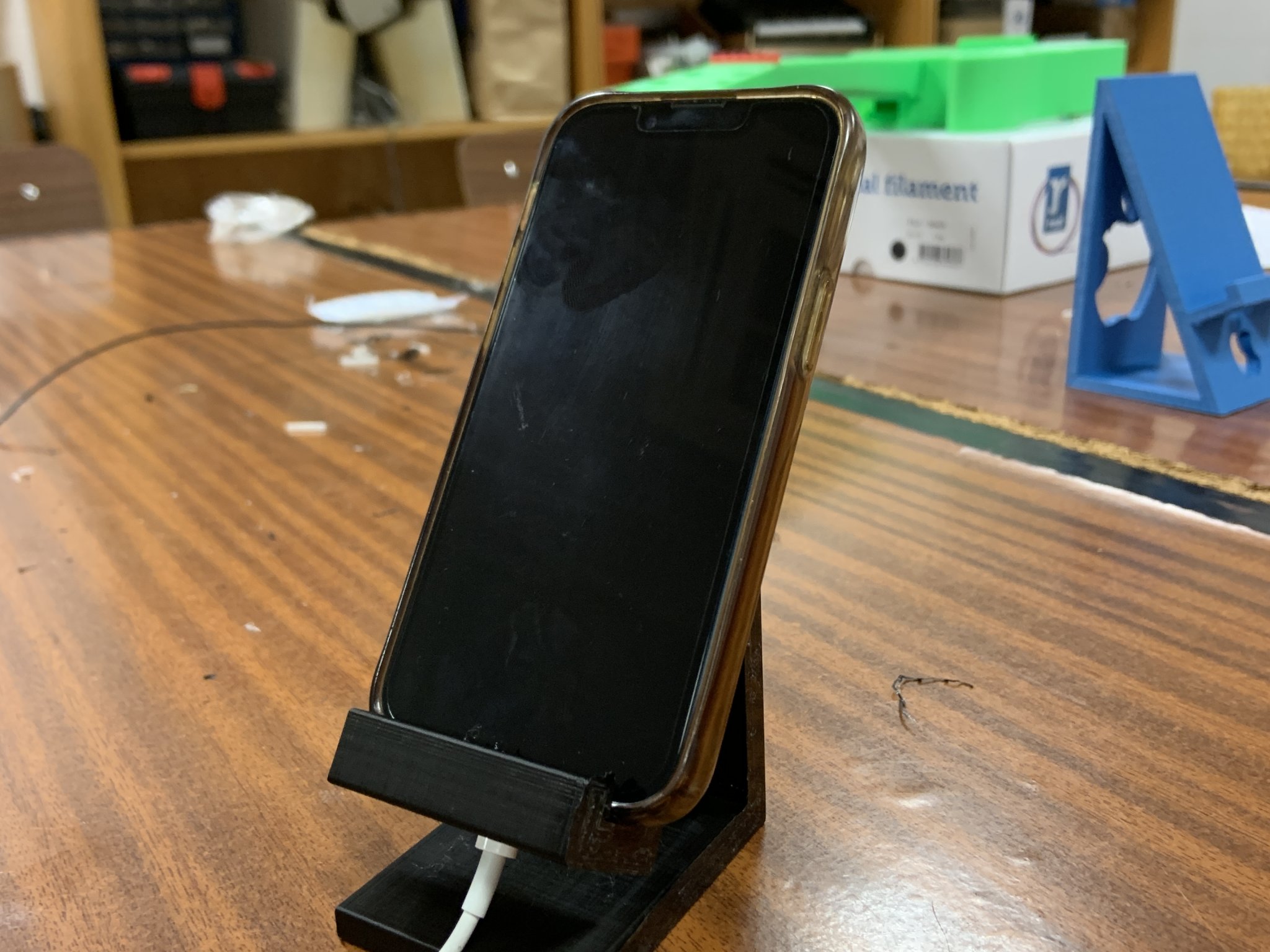 Giá đỡ điện thoại đơn giản với lỗ sạc DI3D