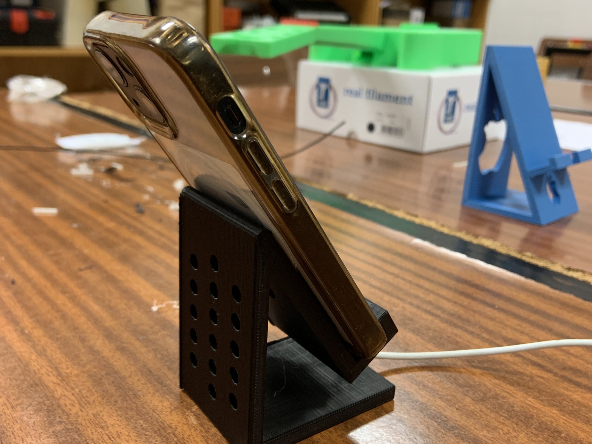 Giá đỡ điện thoại đơn giản với lỗ sạc DI3D