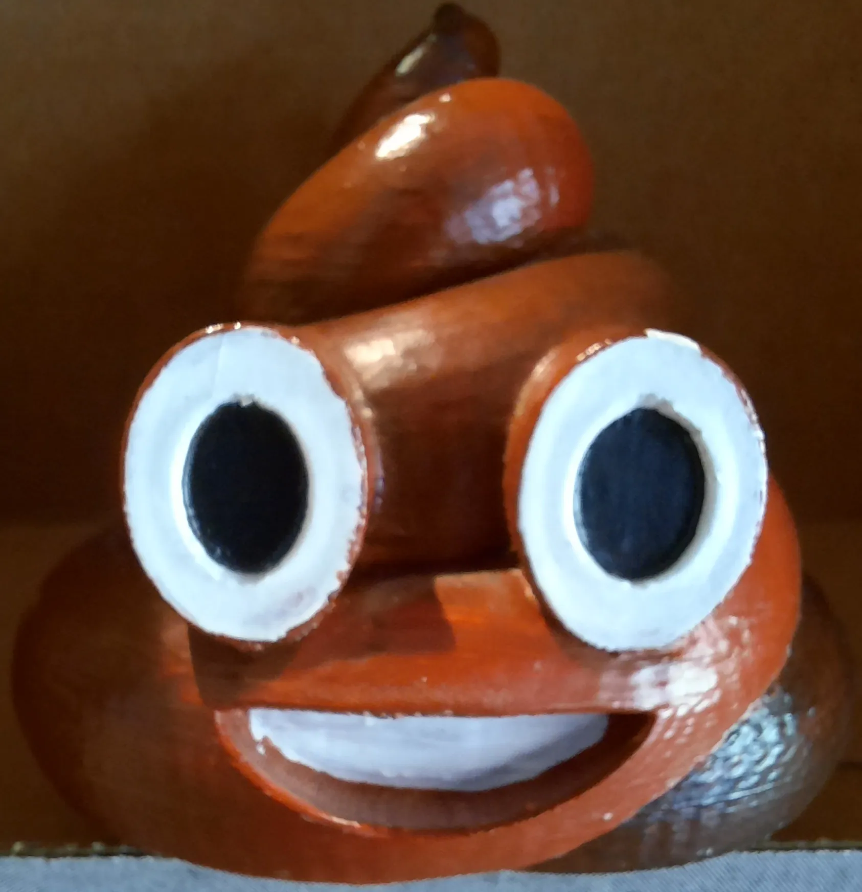 Chìa khóa đựng biểu tượng phân emoji nhỏ