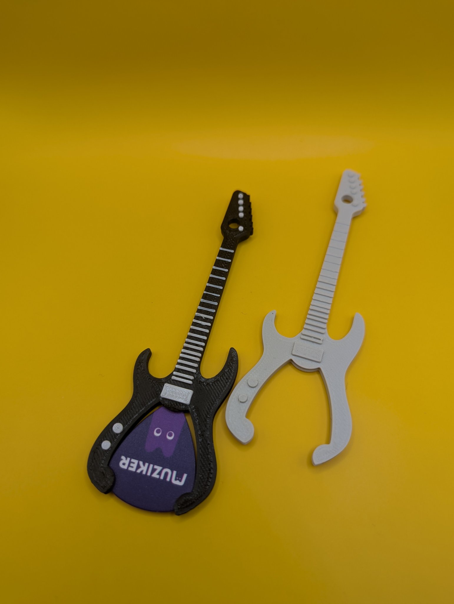 Móc khóa guitar hình dáng đàn guitar cho người yêu nhạc