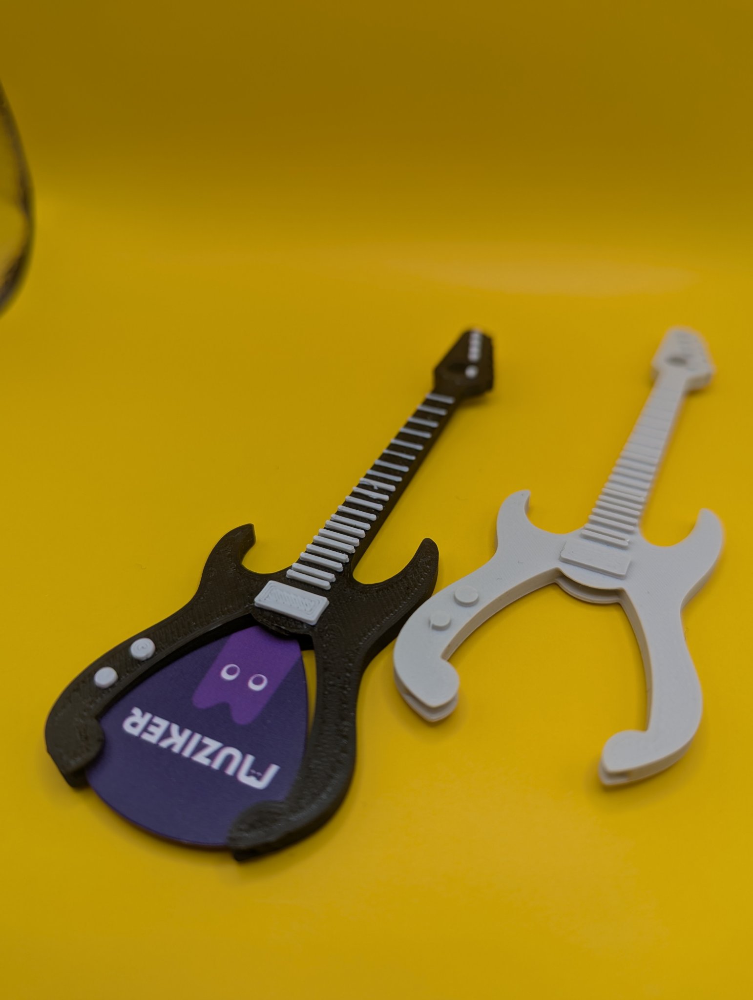 Móc khóa guitar hình dáng đàn guitar cho người yêu nhạc