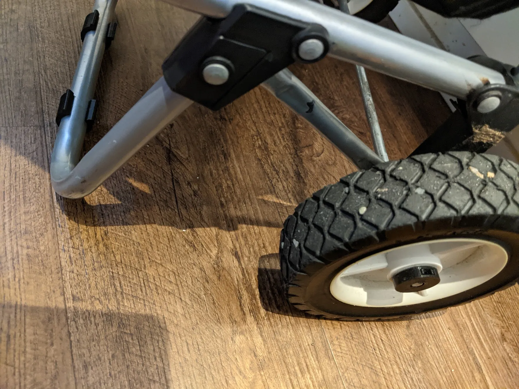 Thay thế bánh xe và chân cho xe đẩy Target