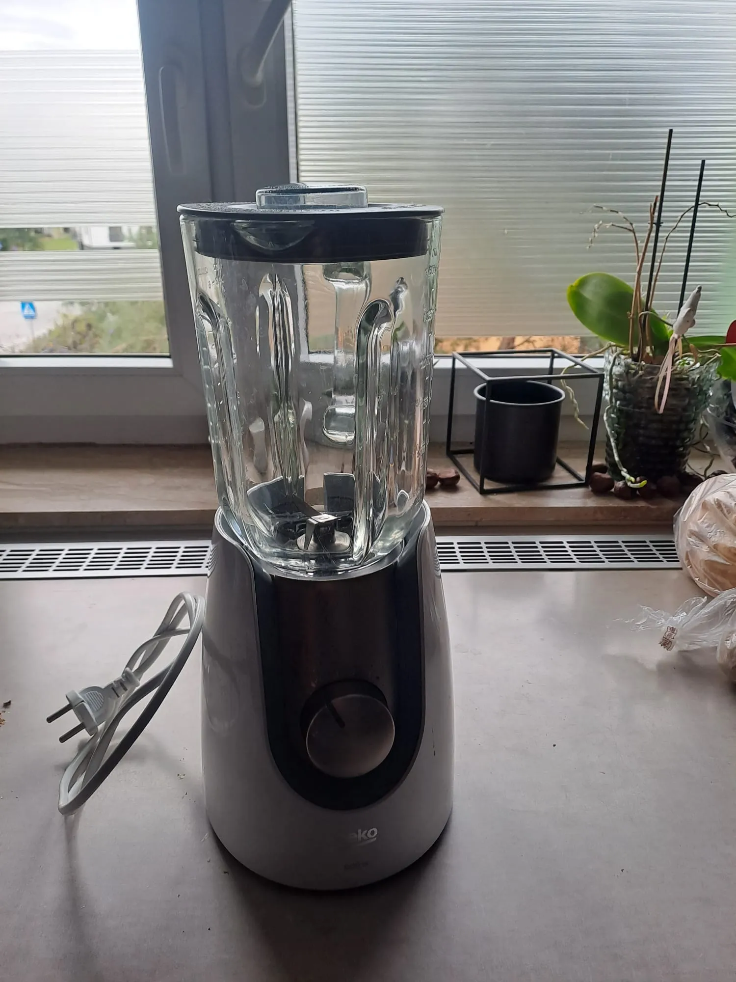 Cốc máy xay Beko TBN6602W với khung shim sửa chữa