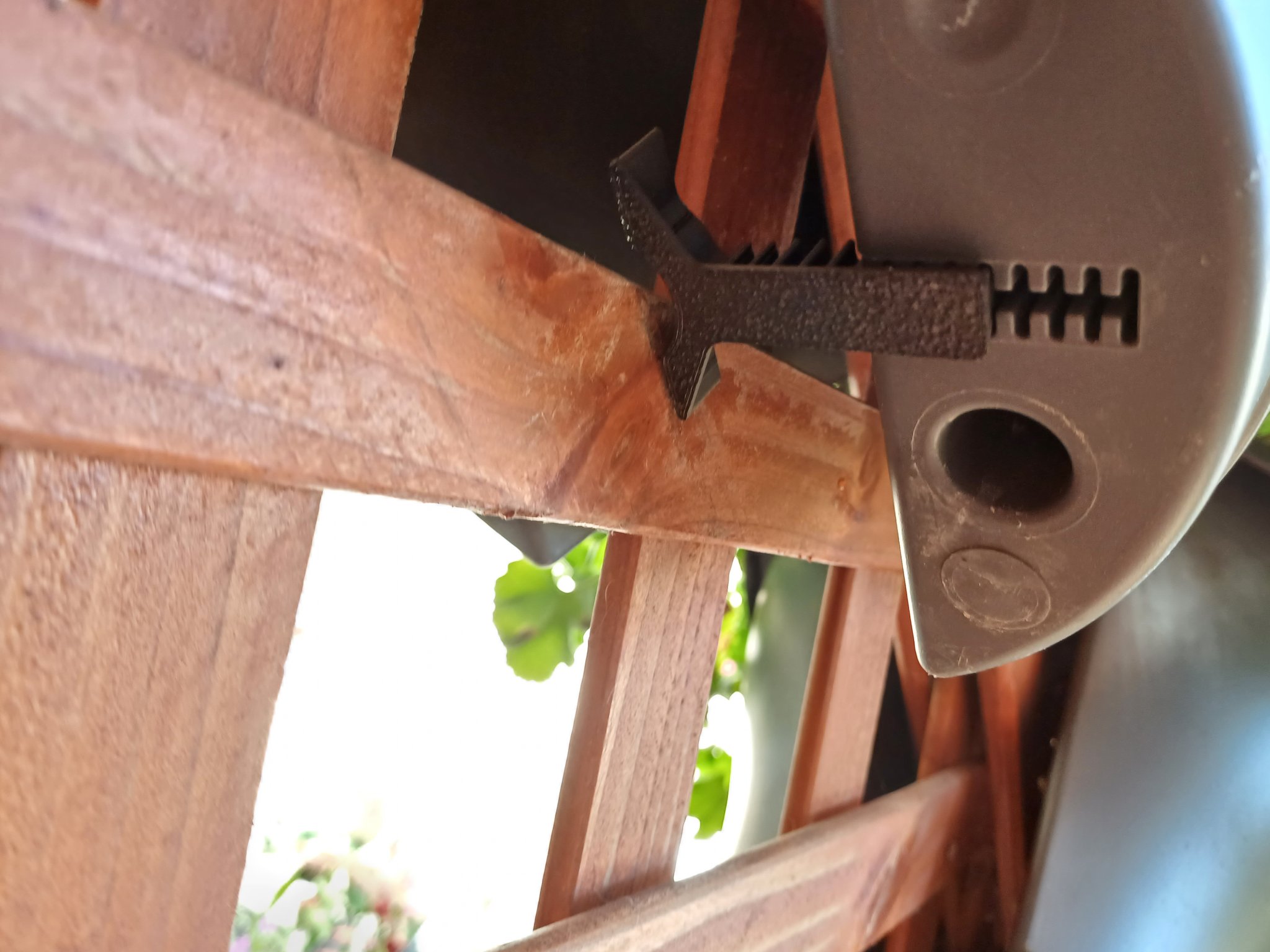 Giá đỡ cho chậu cây ELHO giữ thăng bằng chậu cây