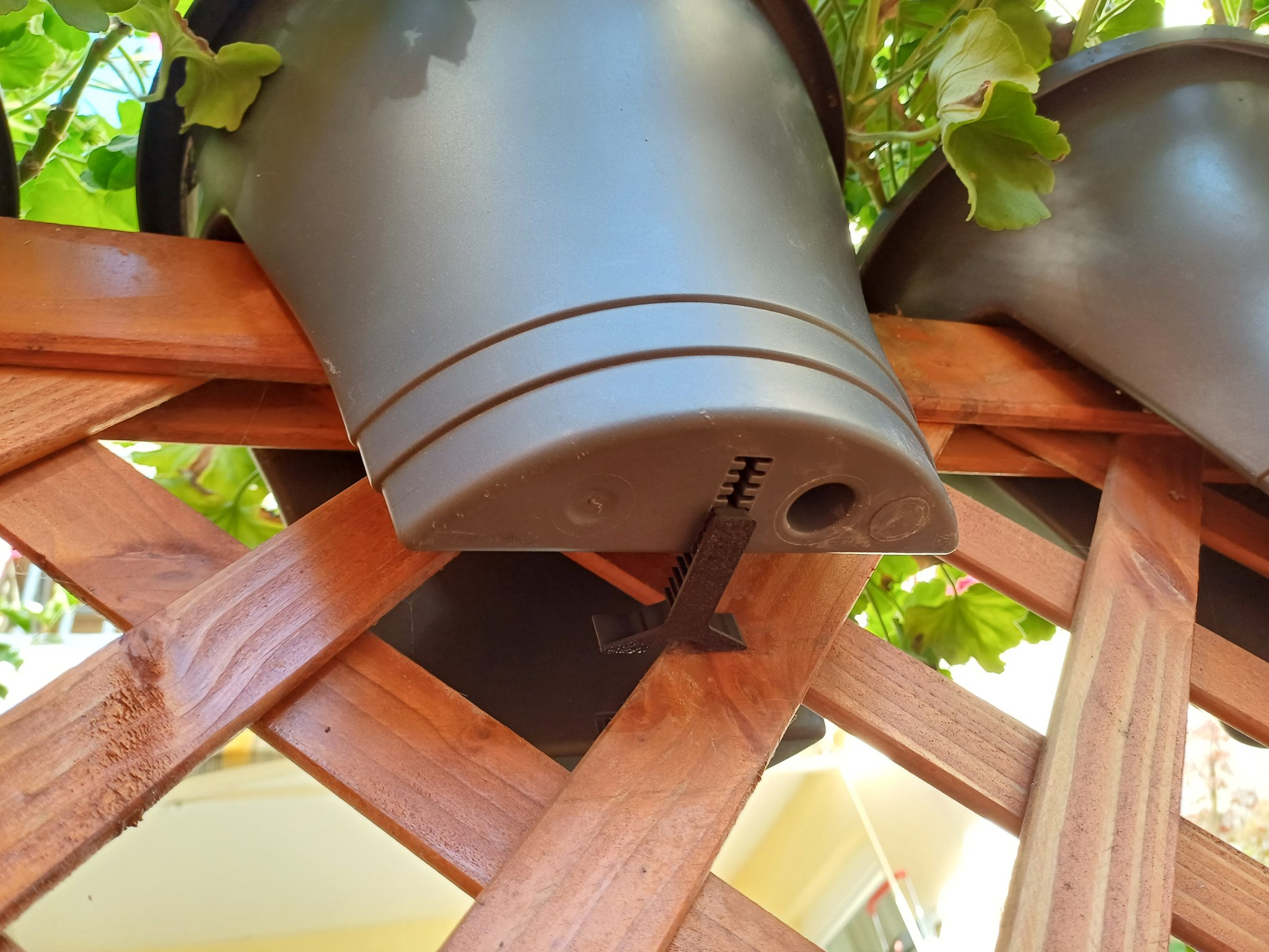 Giá đỡ cho chậu cây ELHO giữ thăng bằng chậu cây