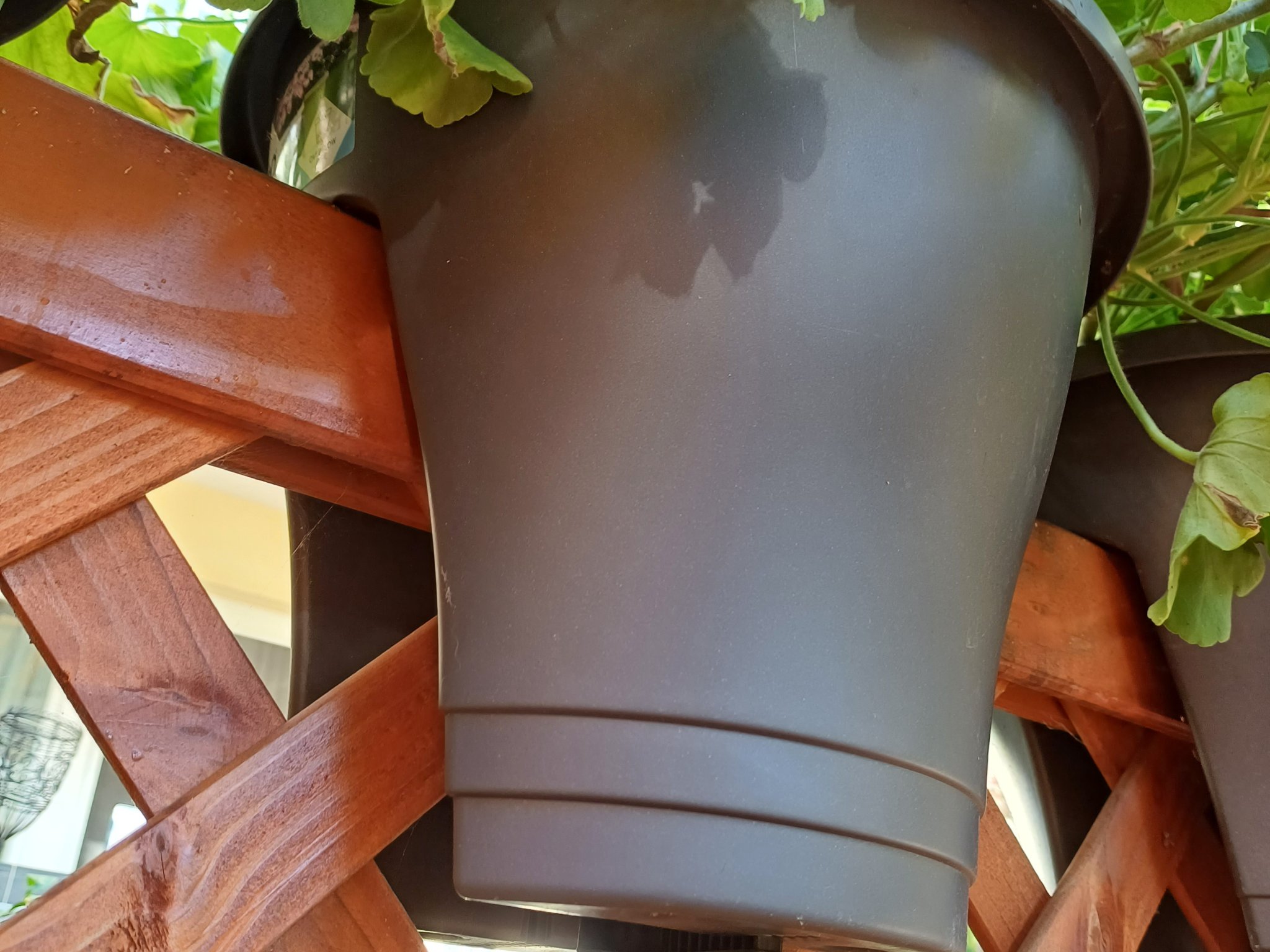 Giá đỡ cho chậu cây ELHO giữ thăng bằng chậu cây