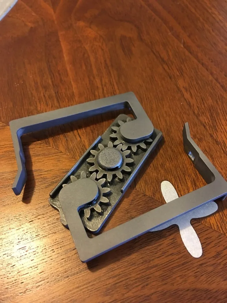 Khớp nối web với khóa an toàn và linh kiện tự giữ