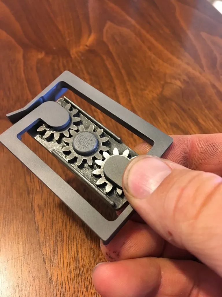 Khớp nối web với khóa an toàn và linh kiện tự giữ