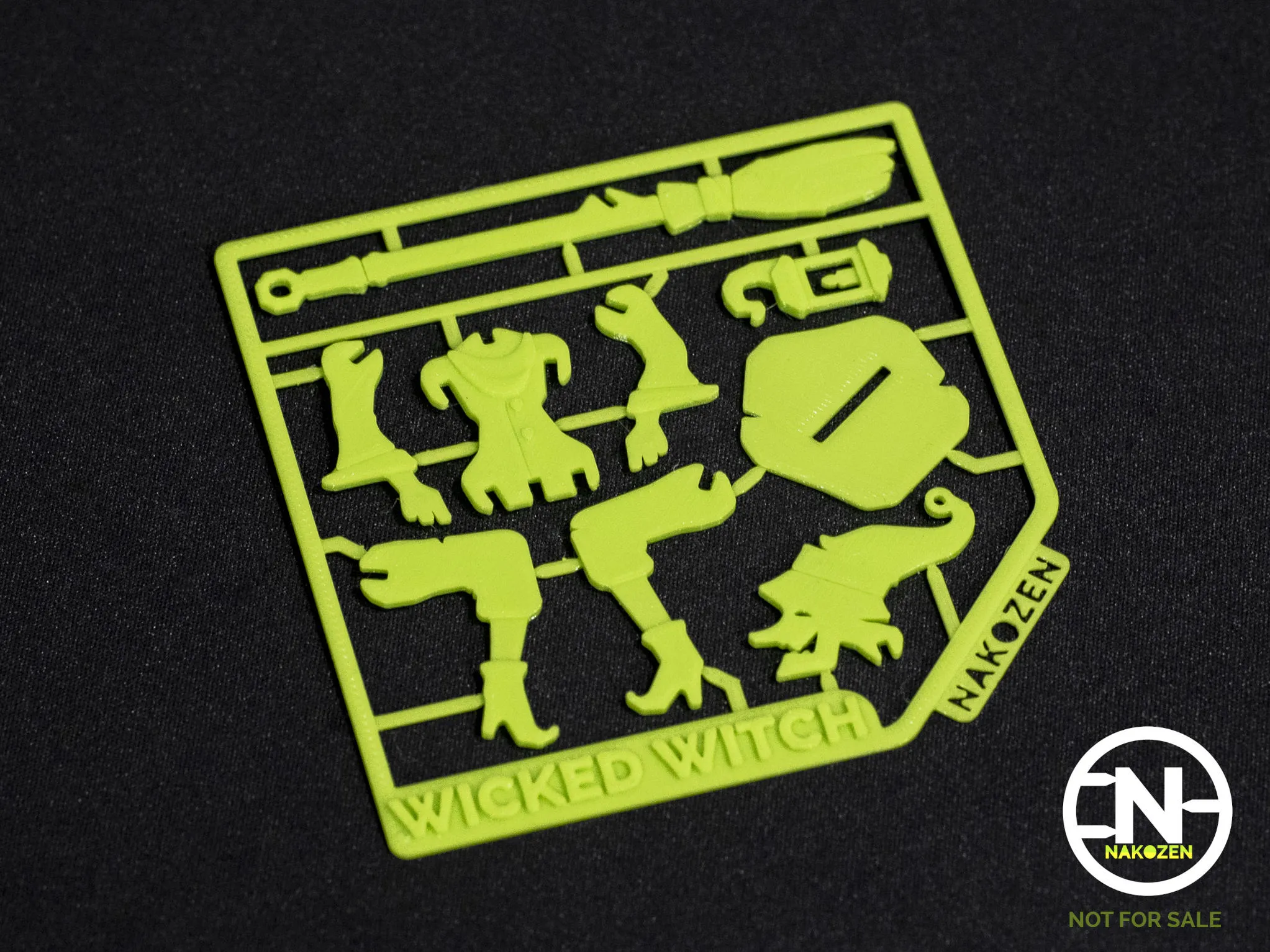 Mô hình phù thủy độc ác trên chổi bay treo trang trí Halloween