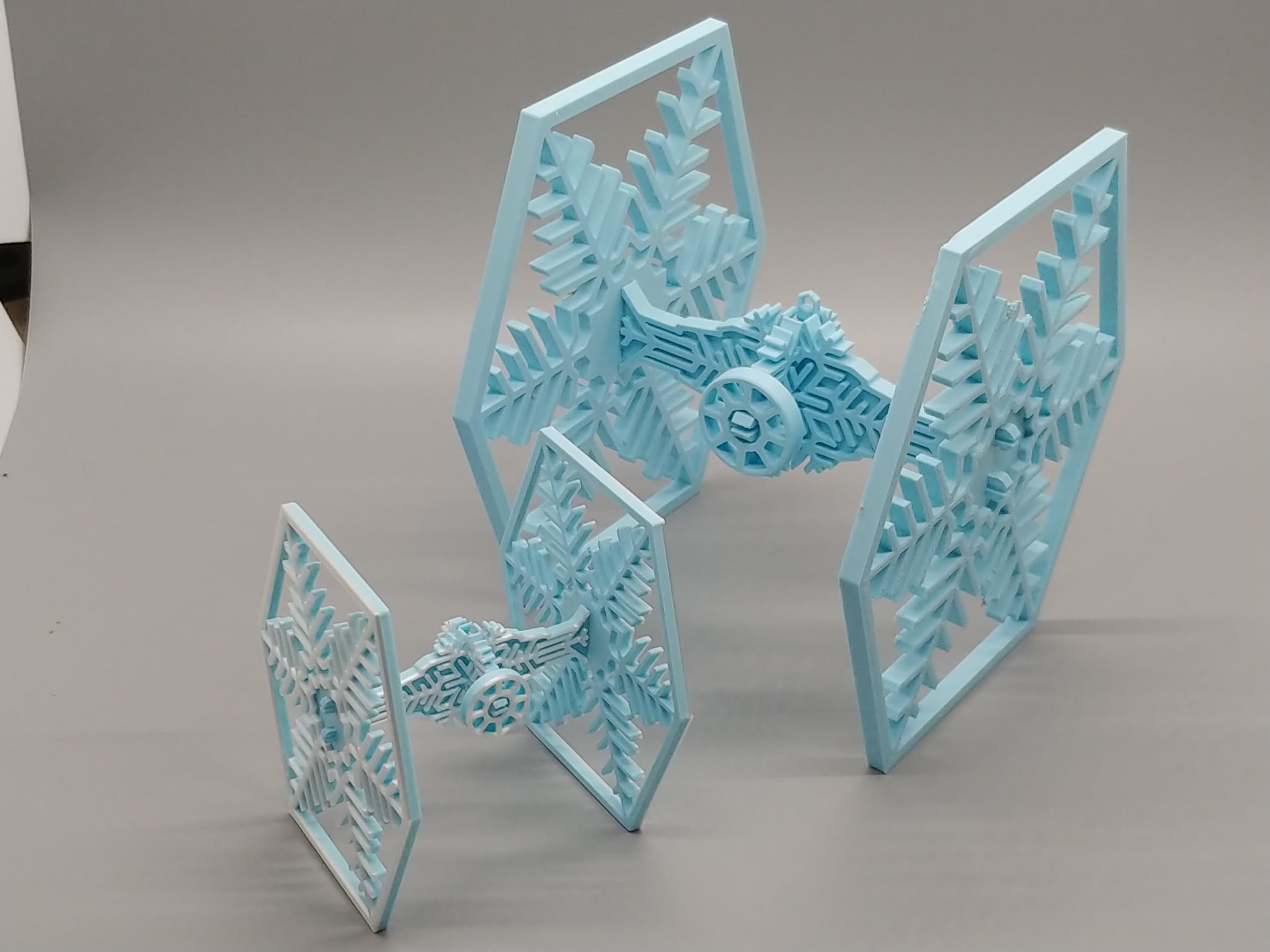 Mô hình đồ chơi TIE Fighter chủ đề bông tuyết trong Star Wars