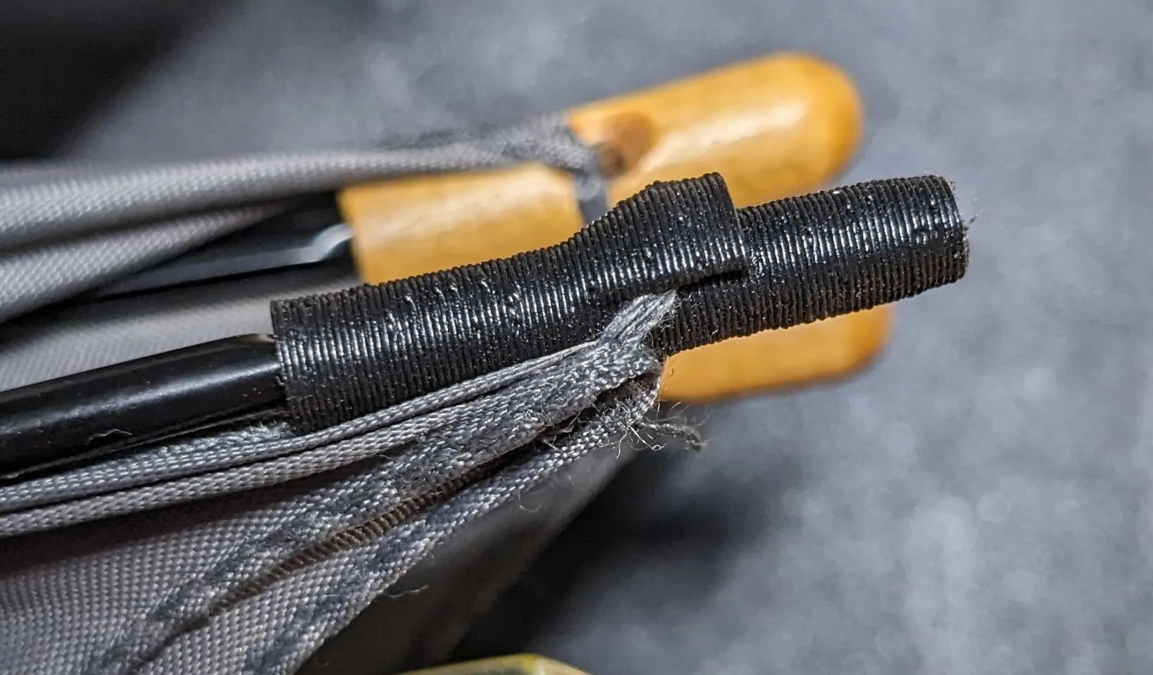 Sửa chữa ô dù với phụ kiện ruy băng nhỏ