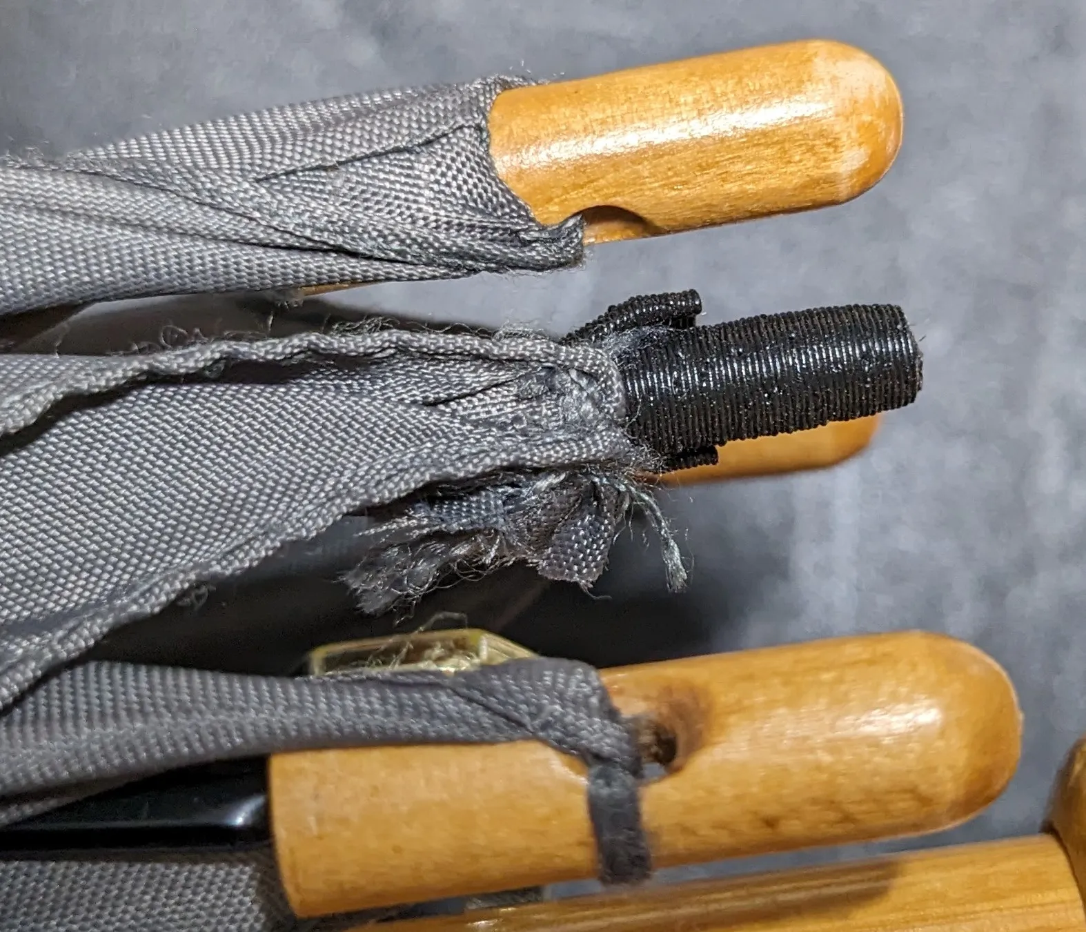 Sửa chữa ô dù với phụ kiện ruy băng nhỏ