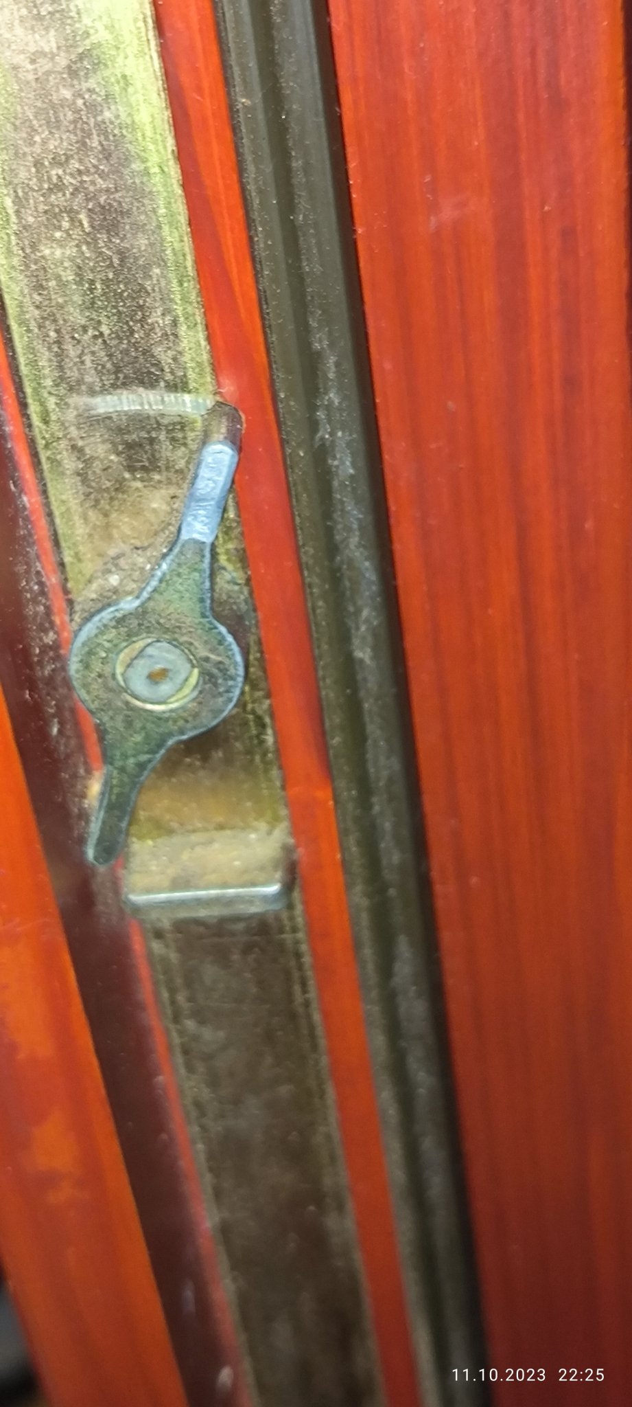 Yếu tố cần thiết để đóng cửa sổ bị lệch theo thời gian