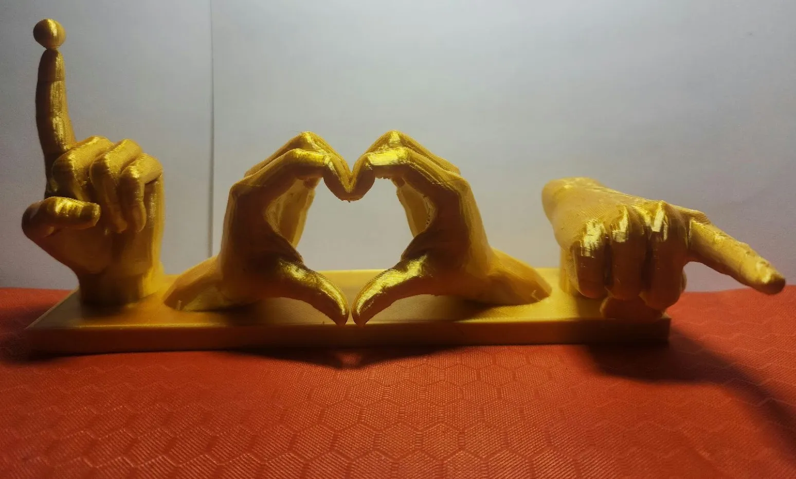 Đôi tay yêu thương trong nghệ thuật điêu khắc