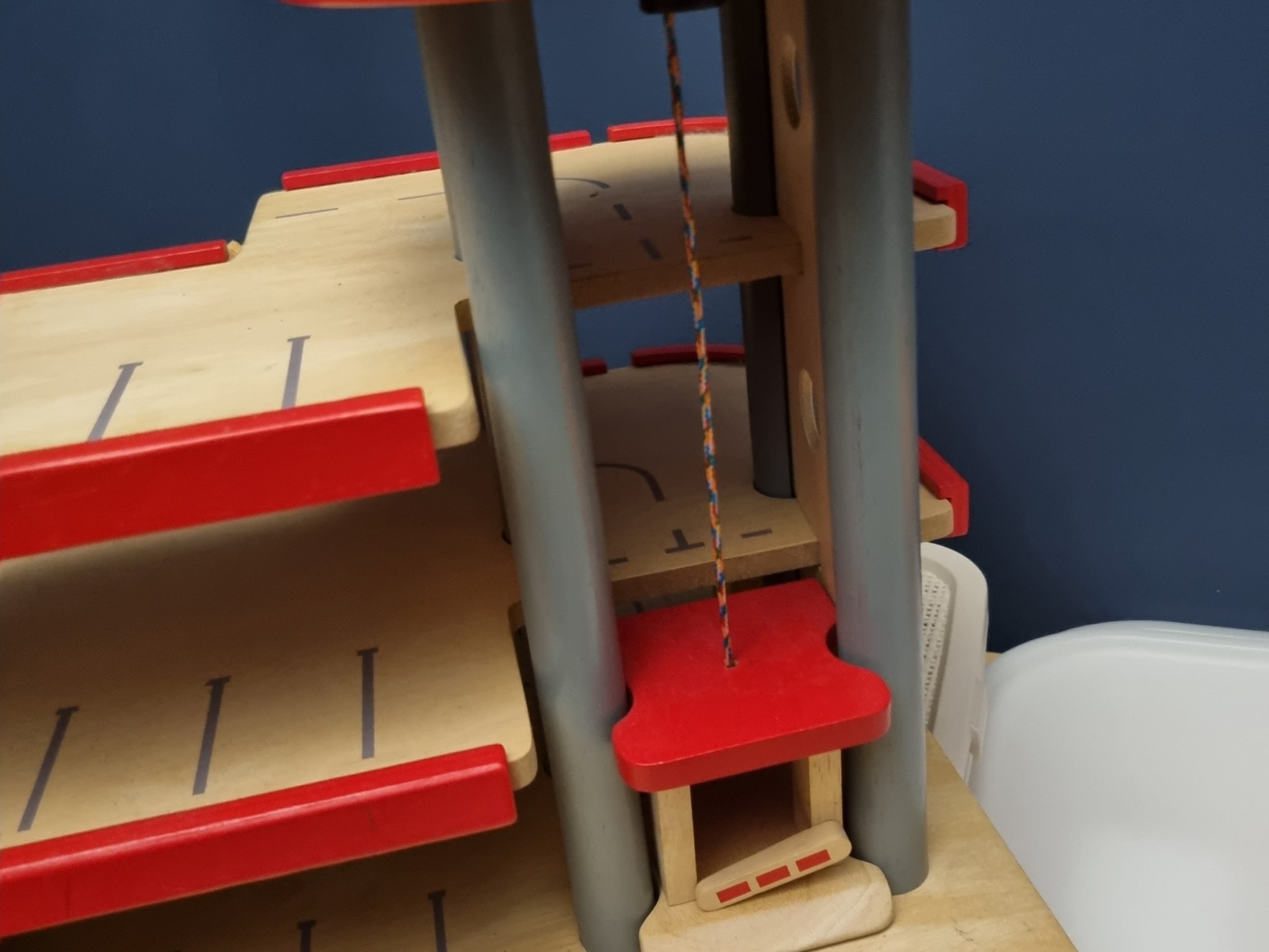 Cơ chế thang máy cho gara bằng gỗ PlanToys