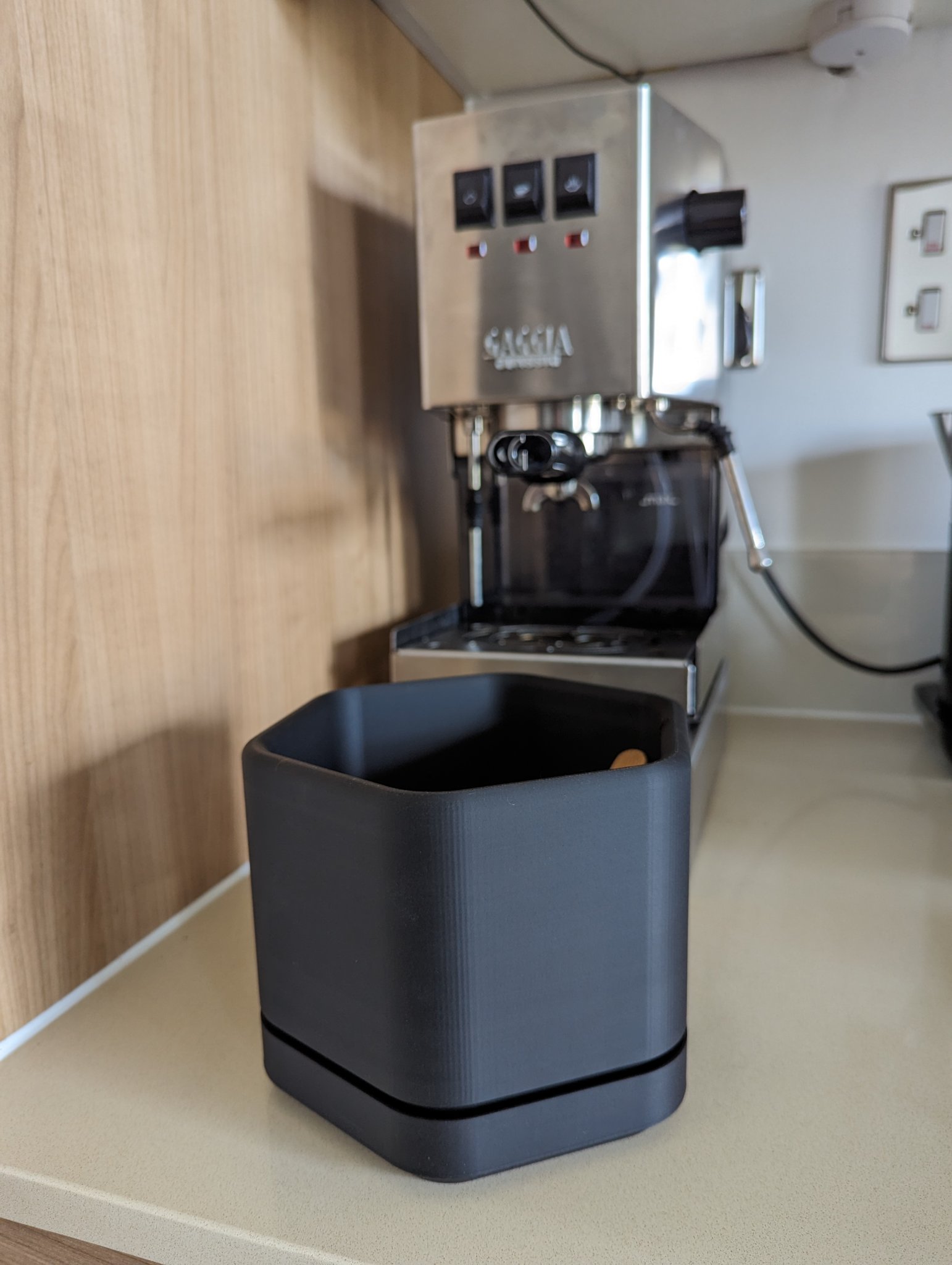 Bình chứa bã cà phê hoặc chậu trồng cây