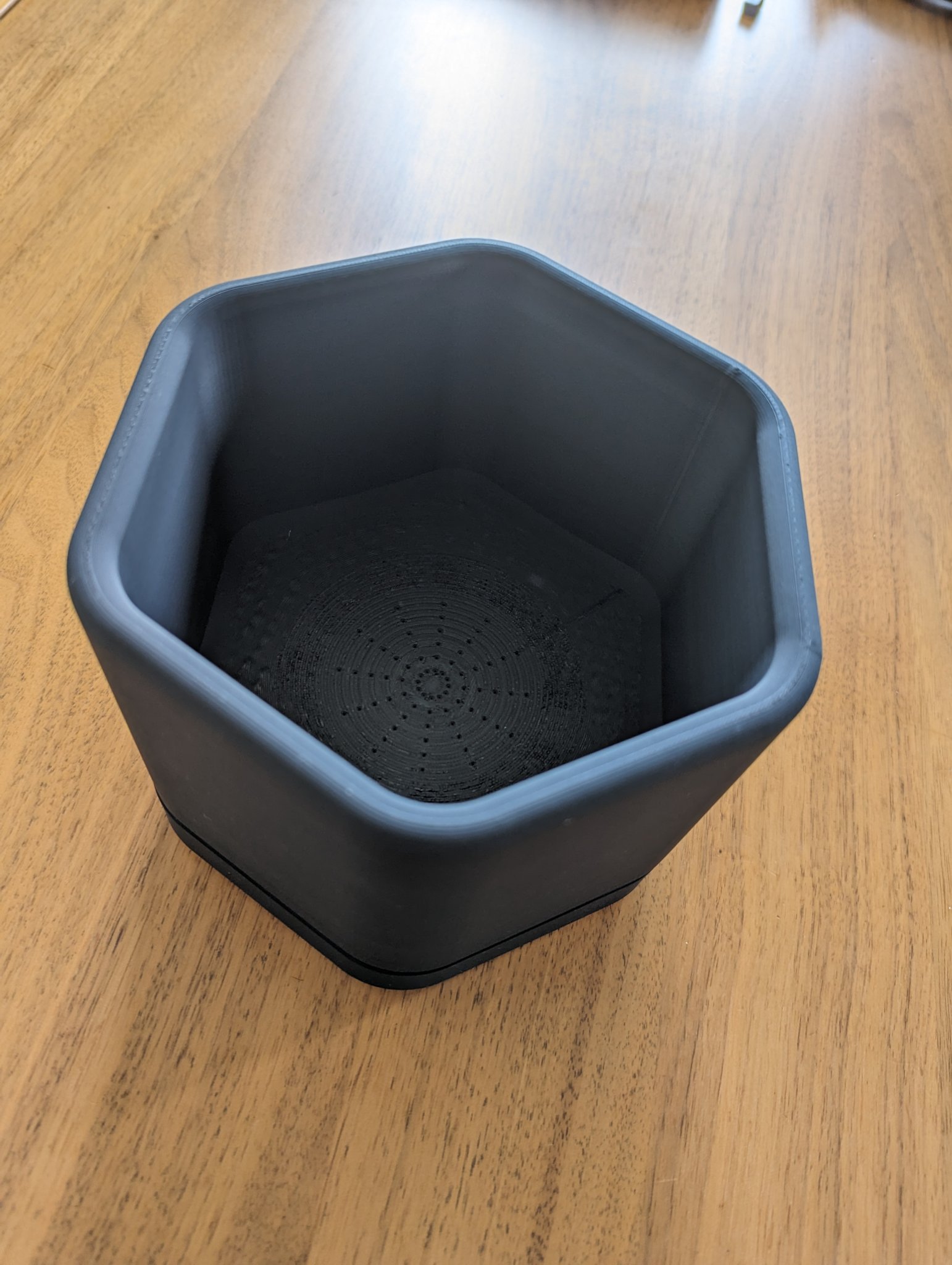 Bình chứa bã cà phê hoặc chậu trồng cây