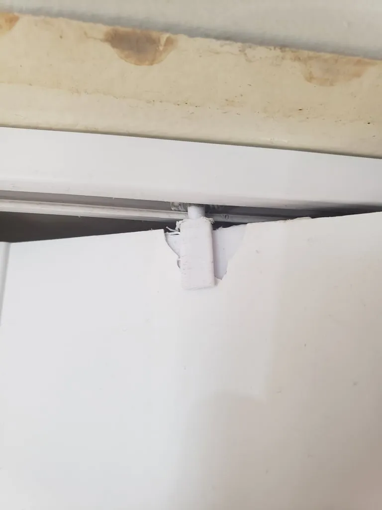 Sửa chữa móc cho cửa accordion rẻ tiền