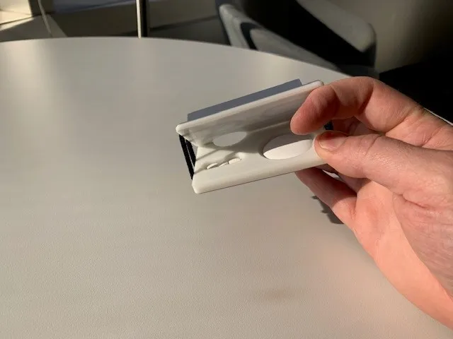 Ví đựng thẻ cải tiến với kênh giữ tóc bổ sung