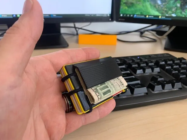 Ví đựng thẻ cải tiến với kênh giữ tóc bổ sung