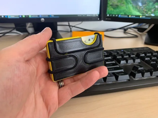 Ví đựng thẻ cải tiến với kênh giữ tóc bổ sung